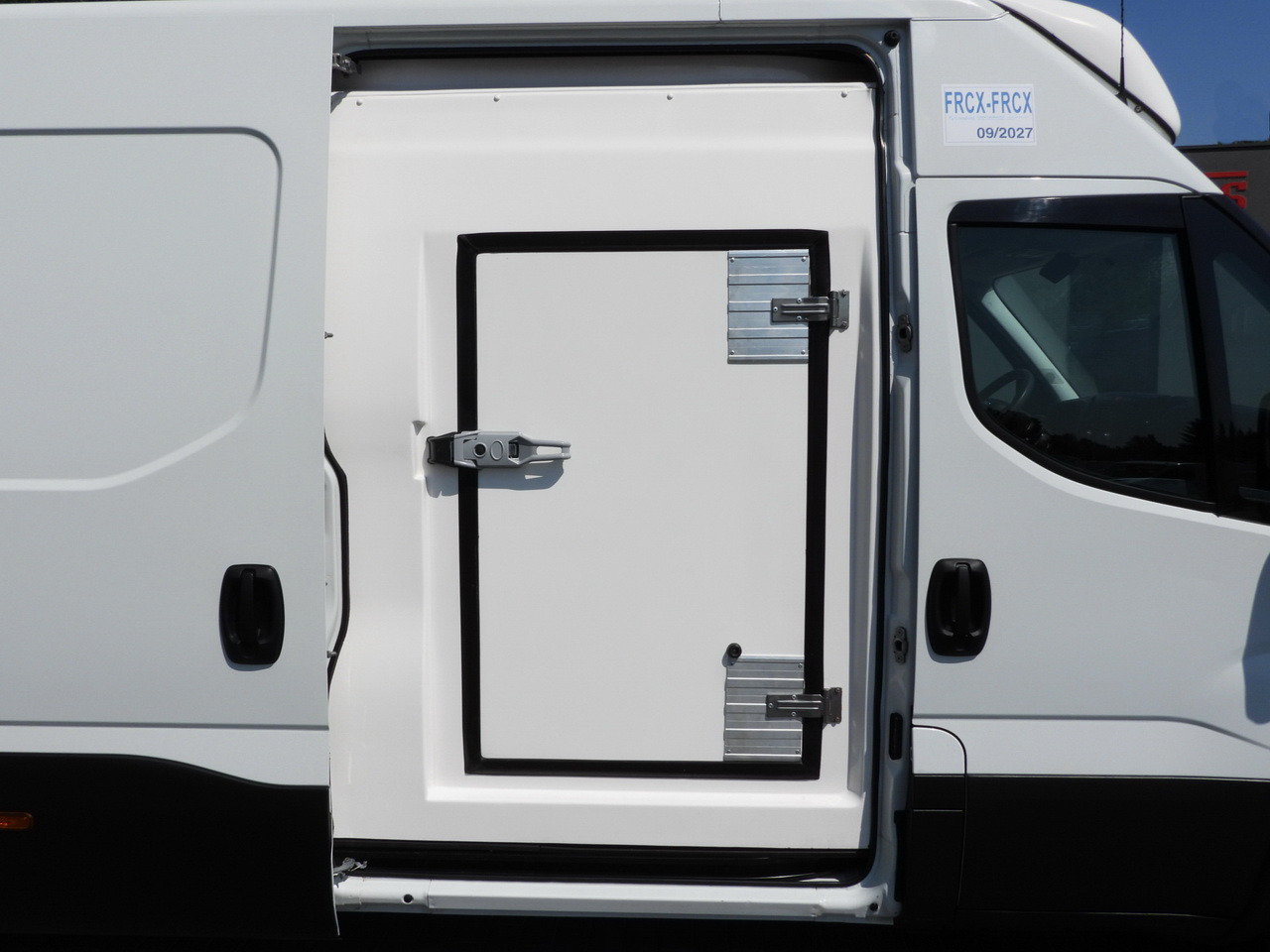 Хладилен бус IVECO DAILY 35S14 REFRIGERATOR VAN 0*C POWER SUPPLY 230V CRUISE CONTROL AUTOMATIC TRANSMISSION HI-MATIC AIR CONDITIONING  140HP: снимка 25