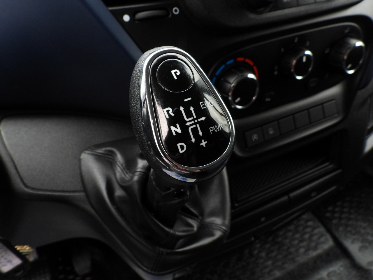 Хладилен бус IVECO DAILY 35S14 REFRIGERATOR VAN 0*C POWER SUPPLY 230V CRUISE CONTROL AUTOMATIC TRANSMISSION HI-MATIC AIR CONDITIONING  140HP: снимка 39