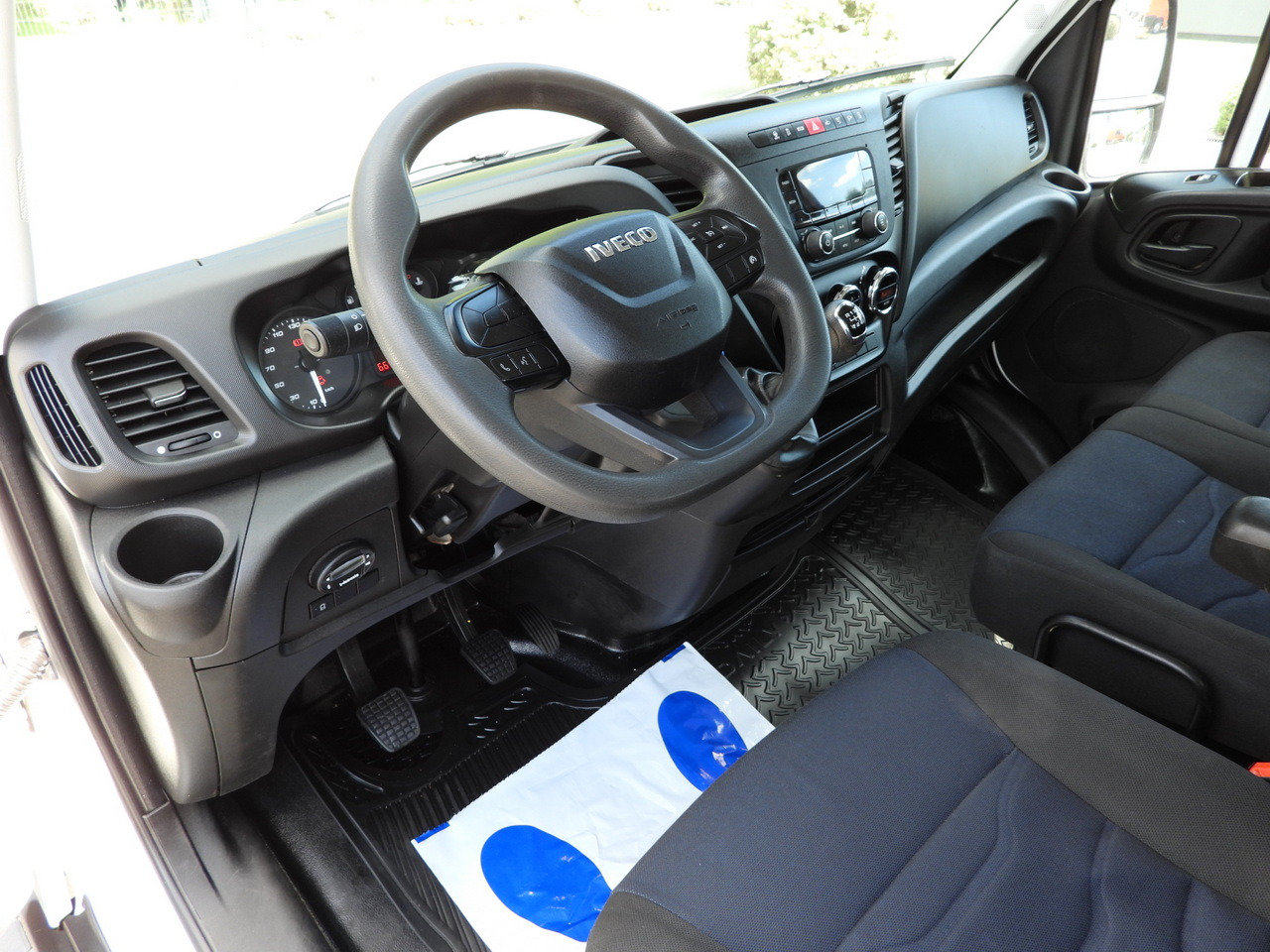IVECO DAILY 35S14 STAKE BODY DOUBLE CABIN DOKA 7 SEATS CRUISE CONTROL AIR CONDITIONING 135HP - Бордови бус: снимка 2 IVECO DAILY 35S14 STAKE BODY DOUBLE CABIN DOKA 7 SEATS CRUISE CONTROL AIR CONDITIONING 135HP - Бордови бус: снимка 2