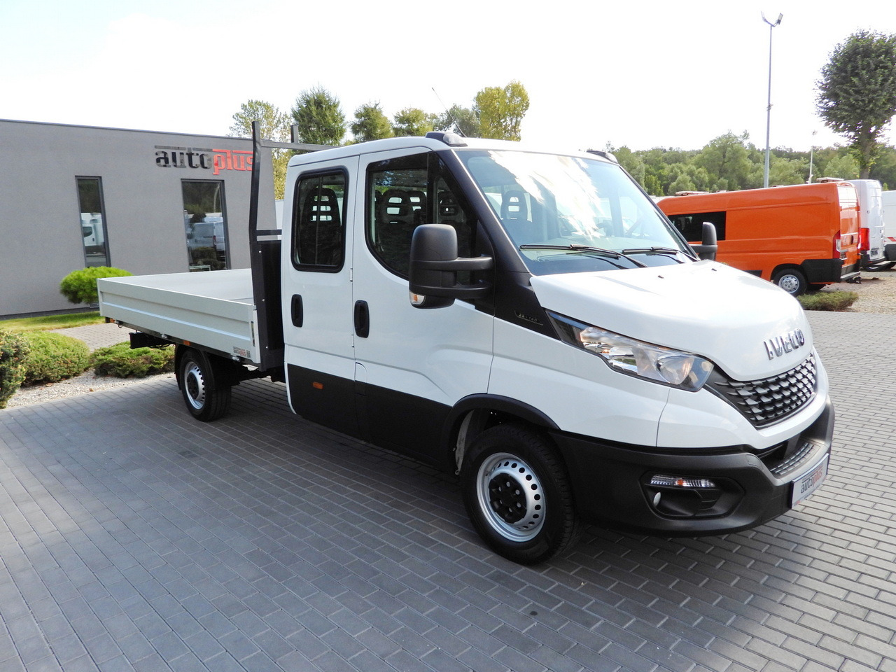 IVECO DAILY 35S14 STAKE BODY DOUBLE CABIN DOKA 7 SEATS CRUISE CONTROL AIR CONDITIONING 135HP - Бордови бус: снимка 4 IVECO DAILY 35S14 STAKE BODY DOUBLE CABIN DOKA 7 SEATS CRUISE CONTROL AIR CONDITIONING 135HP - Бордови бус: снимка 4