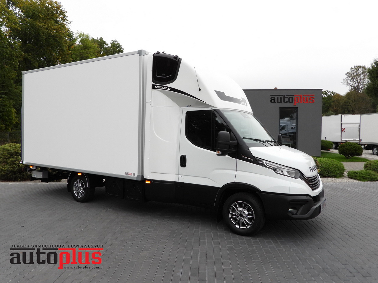 IVECO DAILY 35S18 BOX HI-MATIC LIFT 8 PALLETS CRUISE CONTROL NAVIGATION LED LIGHTS PNEUMATICS AUTOMATIC TRANSMISSION HI-MATIC AIR CONDITIONING 180HP - Лекотоварен автомобил фургон: снимка 1 IVECO DAILY 35S18 BOX HI-MATIC LIFT 8 PALLETS CRUISE CONTROL NAVIGATION LED LIGHTS PNEUMATICS AUTOMATIC TRANSMISSION HI-MATIC AIR CONDITIONING 180HP - Лекотоварен автомобил фургон: снимка 1