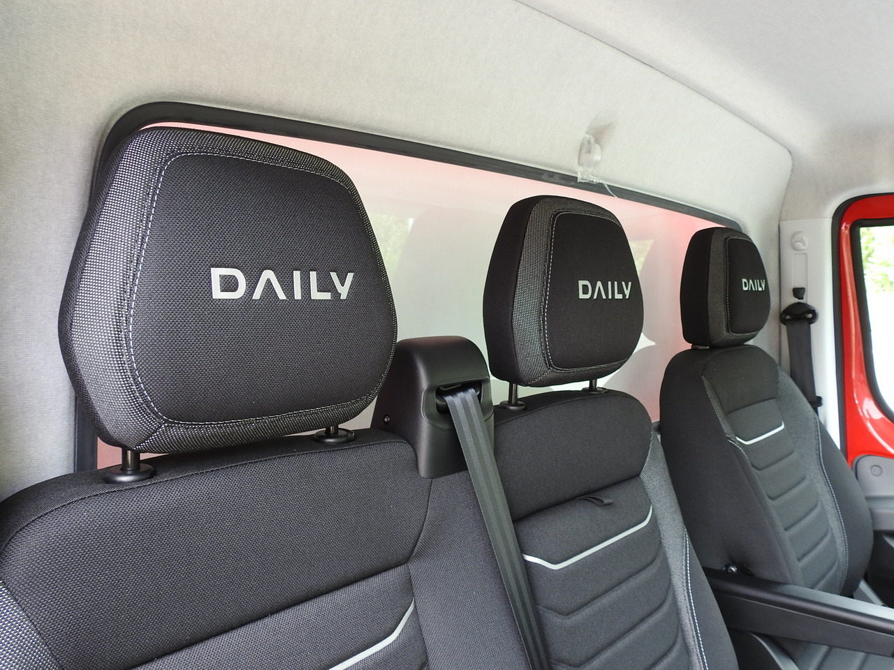 Нови Лекотоварен автомобил фургон IVECO DAILY 35S18 NEW BOX 10 PALLETS CRUISE CONTROL NAVIGATION AIR CONDITIONING LED LIGHTS GUARANTEE  180HP: снимка 46