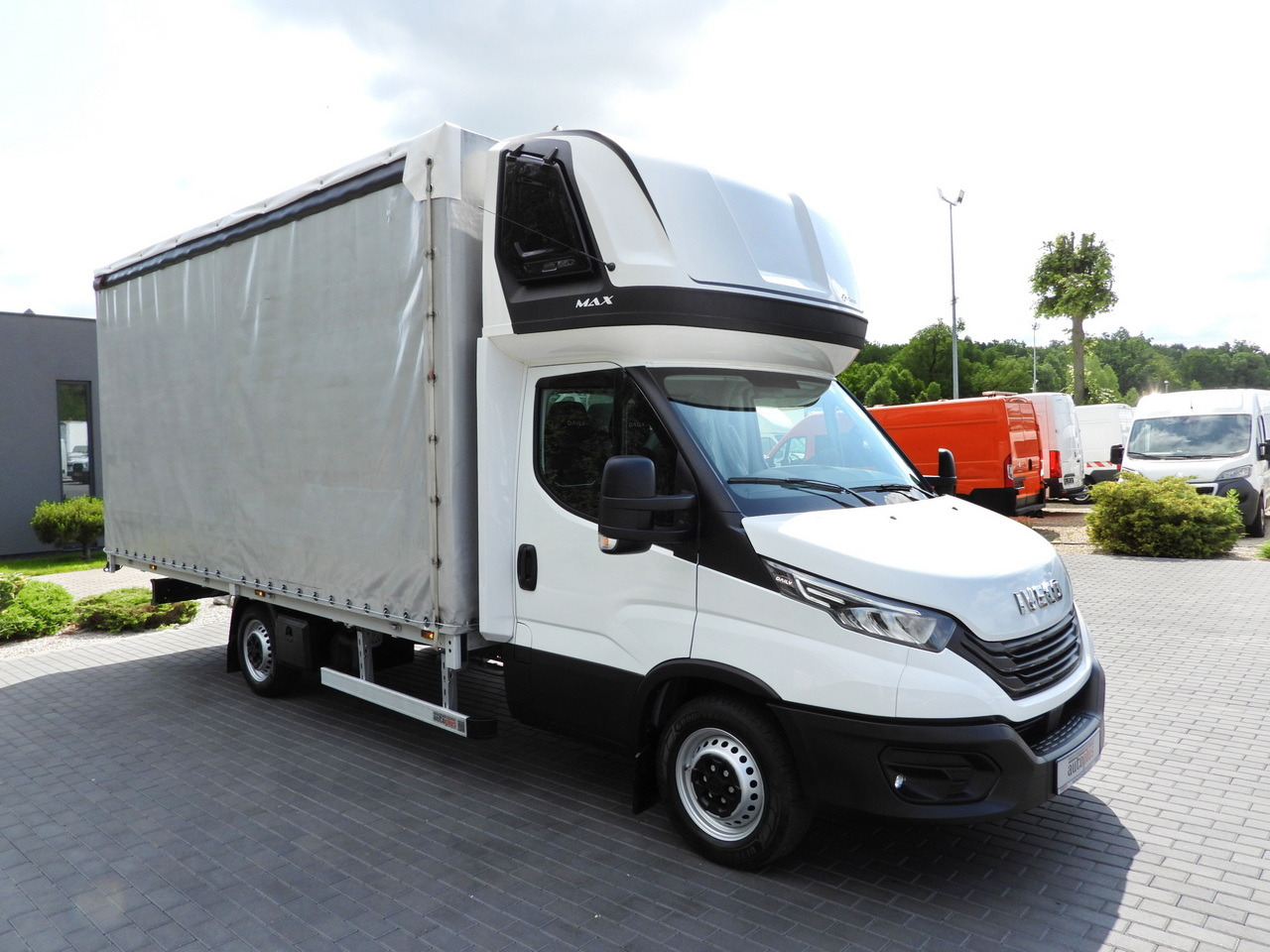 IVECO DAILY 35S18 TARPAULIN 10 PALLETS CRUISE CONTROL LED LIGHTS AIR CONDITIONING 180HP - Брезентов бус: снимка 4 IVECO DAILY 35S18 TARPAULIN 10 PALLETS CRUISE CONTROL LED LIGHTS AIR CONDITIONING 180HP - Брезентов бус: снимка 4