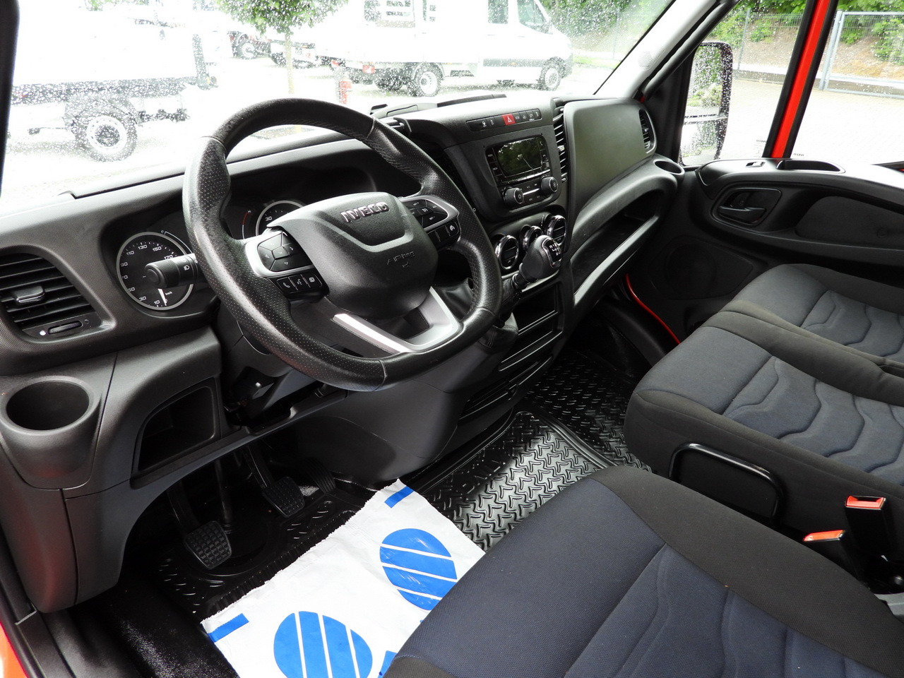 IVECO DAILY 35S18 TARPAULIN 10 PALLETS WEBASTO CRUISE CONTROL LED LIGHTS AIR CONDITIONING 180HP - Брезентов бус: снимка 2 IVECO DAILY 35S18 TARPAULIN 10 PALLETS WEBASTO CRUISE CONTROL LED LIGHTS AIR CONDITIONING 180HP - Брезентов бус: снимка 2