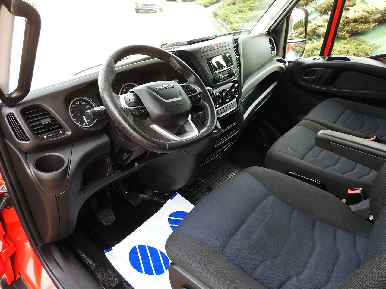 IVECO DAILY 35S18 TARPAULIN 10 PALLETS WEBASTO CRUISE CONTROL LED LIGHTS AIR CONDITIONING 180HP - Брезентов бус: снимка 2 IVECO DAILY 35S18 TARPAULIN 10 PALLETS WEBASTO CRUISE CONTROL LED LIGHTS AIR CONDITIONING 180HP - Брезентов бус: снимка 2