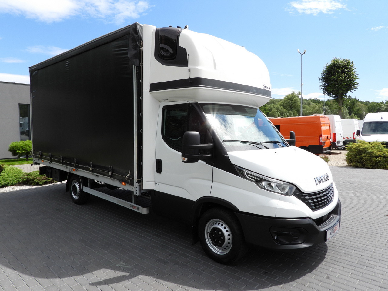 IVECO DAILY 35S18 TARPAULIN 10 PALLETS WEBASTO CRUISE CONTROL LED LIGHTS PNEUMATICS AIR CONDITIONING 180HP - Брезентов бус: снимка 4 IVECO DAILY 35S18 TARPAULIN 10 PALLETS WEBASTO CRUISE CONTROL LED LIGHTS PNEUMATICS AIR CONDITIONING 180HP - Брезентов бус: снимка 4