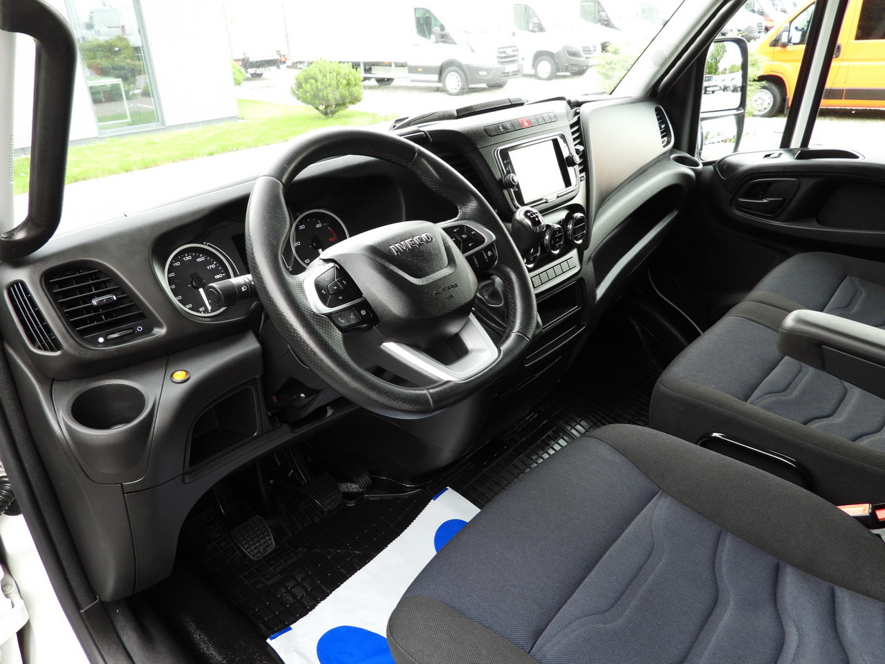 IVECO DAILY 35S18 TARPAULIN 10 PALLETS WEBASTO CRUISE CONTROL NAVIGATION LED LIGHTS AIR CONDITIONING 180HP - Брезентов бус: снимка 2 IVECO DAILY 35S18 TARPAULIN 10 PALLETS WEBASTO CRUISE CONTROL NAVIGATION LED LIGHTS AIR CONDITIONING 180HP - Брезентов бус: снимка 2