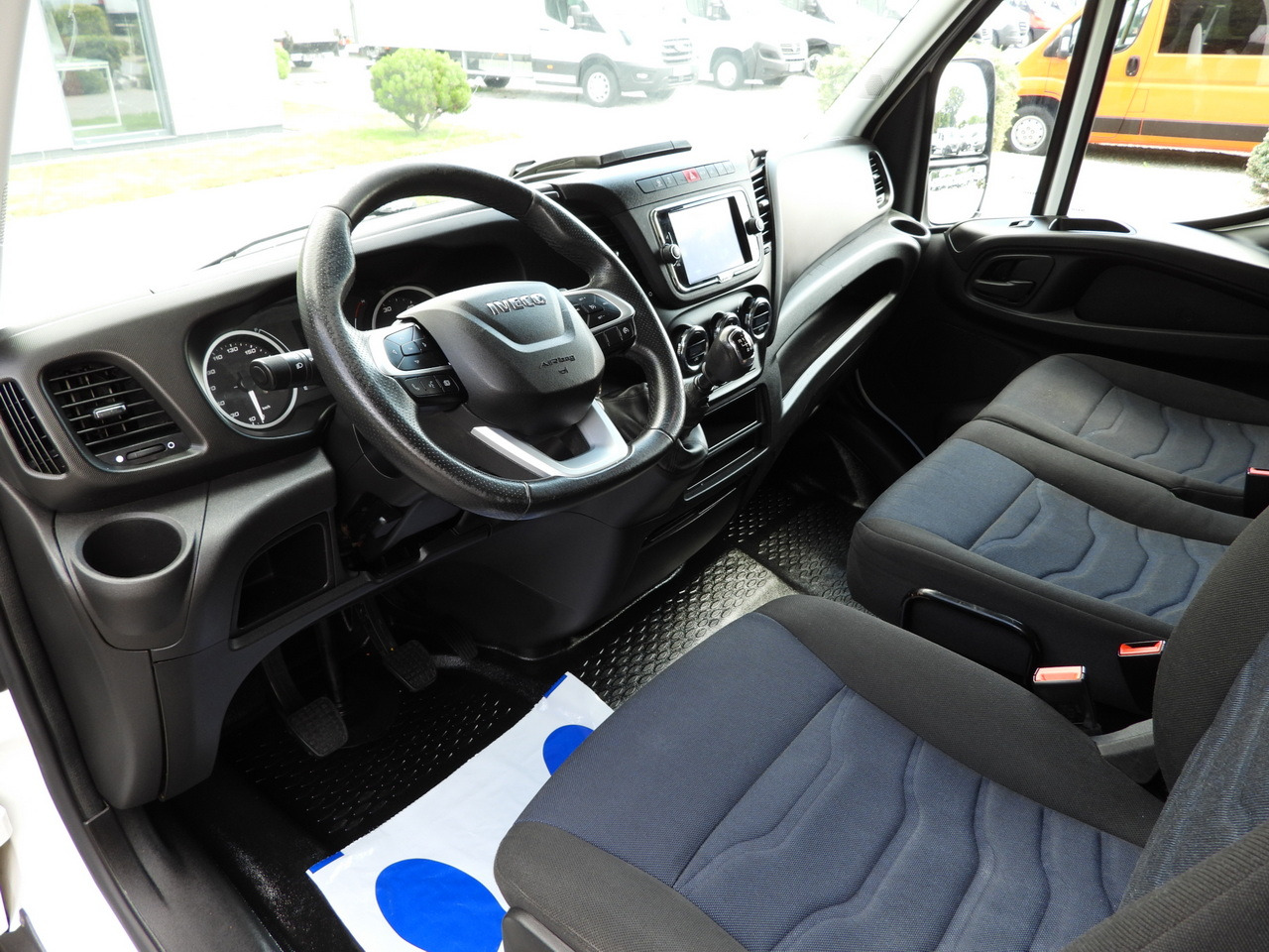 IVECO DAILY 35S18 TARPAULIN 10 PALLETS WEBASTO CRUISE CONTROL NAVIGATION LED LIGHTS AIR CONDITIONING 180HP - Брезентов бус: снимка 2 IVECO DAILY 35S18 TARPAULIN 10 PALLETS WEBASTO CRUISE CONTROL NAVIGATION LED LIGHTS AIR CONDITIONING 180HP - Брезентов бус: снимка 2