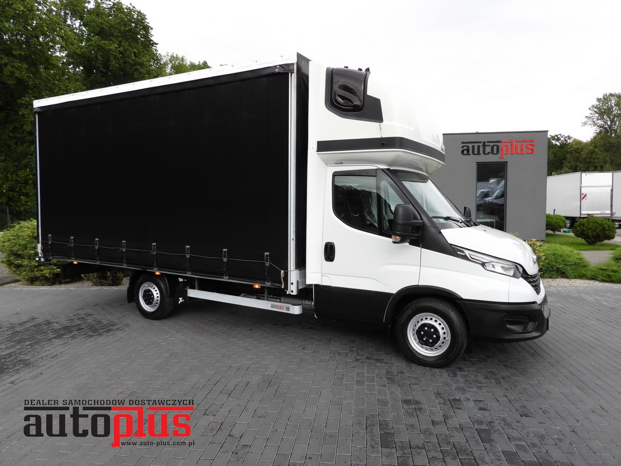 IVECO DAILY 35S18 TARPAULIN 10 PALLETS WEBASTO CRUISE CONTROL NAVIGATION LED LIGHTS AIR CONDITIONING 180HP - Брезентов бус: снимка 1 IVECO DAILY 35S18 TARPAULIN 10 PALLETS WEBASTO CRUISE CONTROL NAVIGATION LED LIGHTS AIR CONDITIONING 180HP - Брезентов бус: снимка 1