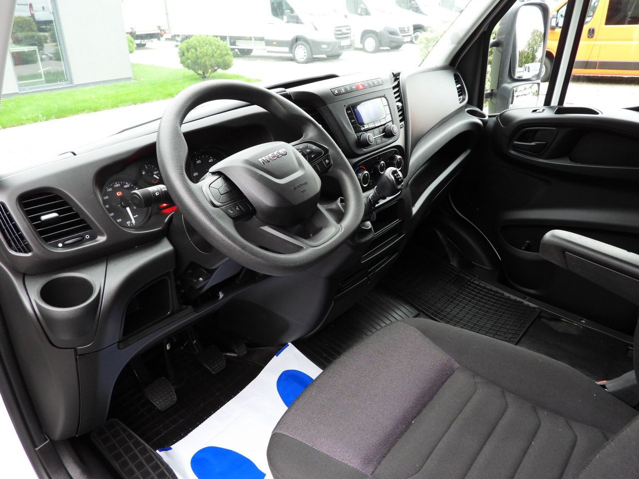 IVECO DAILY 35S18 TARPAULIN 10 PALLETS WEBASTO CRUISE CONTROL PNEUMATICS AIR CONDITIONING 180HP - Брезентов бус: снимка 2 IVECO DAILY 35S18 TARPAULIN 10 PALLETS WEBASTO CRUISE CONTROL PNEUMATICS AIR CONDITIONING 180HP - Брезентов бус: снимка 2
