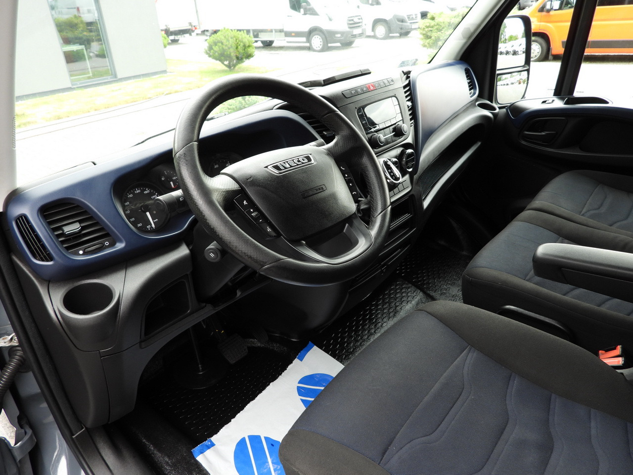 IVECO DAILY 35S18 TARPAULIN 10 PALLETS WEBASTO CRUISE CONTROL PNEUMATICS AUTOMATIC TRANSMISSION HI-MATIC AIR CONDITIONING 180HP - Брезентов бус: снимка 2 IVECO DAILY 35S18 TARPAULIN 10 PALLETS WEBASTO CRUISE CONTROL PNEUMATICS AUTOMATIC TRANSMISSION HI-MATIC AIR CONDITIONING 180HP - Брезентов бус: снимка 2