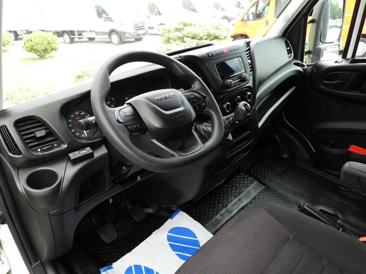 IVECO DAILY 35S18 TARPAULIN LIFT 10 PALLETS WEBASTO CRUISE CONTROL PNEUMATICS AIR CONDITIONING 180HP - Брезентов бус: снимка 2 IVECO DAILY 35S18 TARPAULIN LIFT 10 PALLETS WEBASTO CRUISE CONTROL PNEUMATICS AIR CONDITIONING 180HP - Брезентов бус: снимка 2