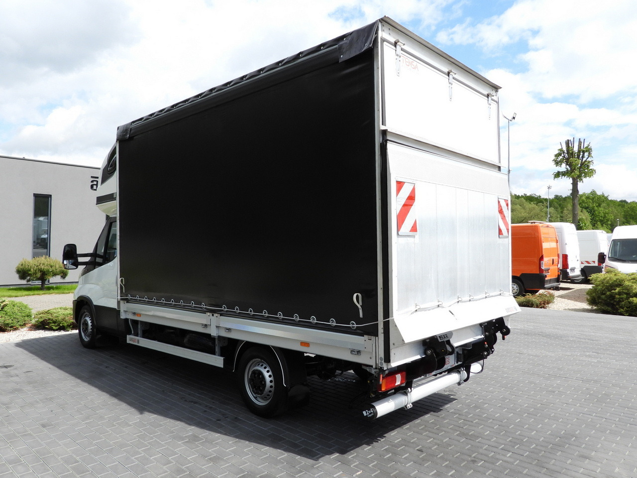 Брезентов бус IVECO DAILY 35S18 TARPAULIN LIFT 8 PALLETS WEBASTO CRUISE CONTROL AIR CONDITIONING 180HP: снимка 10 Брезентов бус IVECO DAILY 35S18 TARPAULIN LIFT 8 PALLETS WEBASTO CRUISE CONTROL AIR CONDITIONING 180HP: снимка 10
