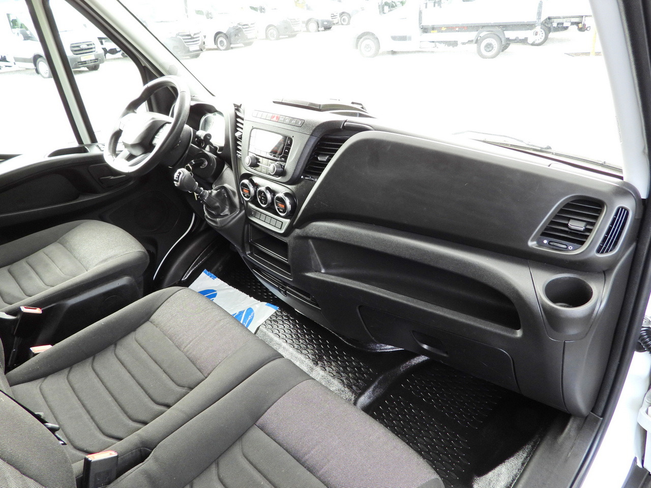 Брезентов бус IVECO DAILY 35S18 TARPAULIN LIFT 8 PALLETS WEBASTO CRUISE CONTROL AIR CONDITIONING 180HP: снимка 46 Брезентов бус IVECO DAILY 35S18 TARPAULIN LIFT 8 PALLETS WEBASTO CRUISE CONTROL AIR CONDITIONING 180HP: снимка 46