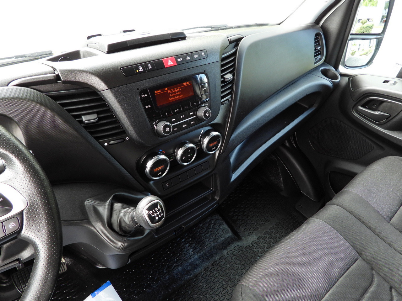 Брезентов бус IVECO DAILY 35S18 TARPAULIN LIFT 8 PALLETS WEBASTO CRUISE CONTROL AIR CONDITIONING 180HP: снимка 39 Брезентов бус IVECO DAILY 35S18 TARPAULIN LIFT 8 PALLETS WEBASTO CRUISE CONTROL AIR CONDITIONING 180HP: снимка 39