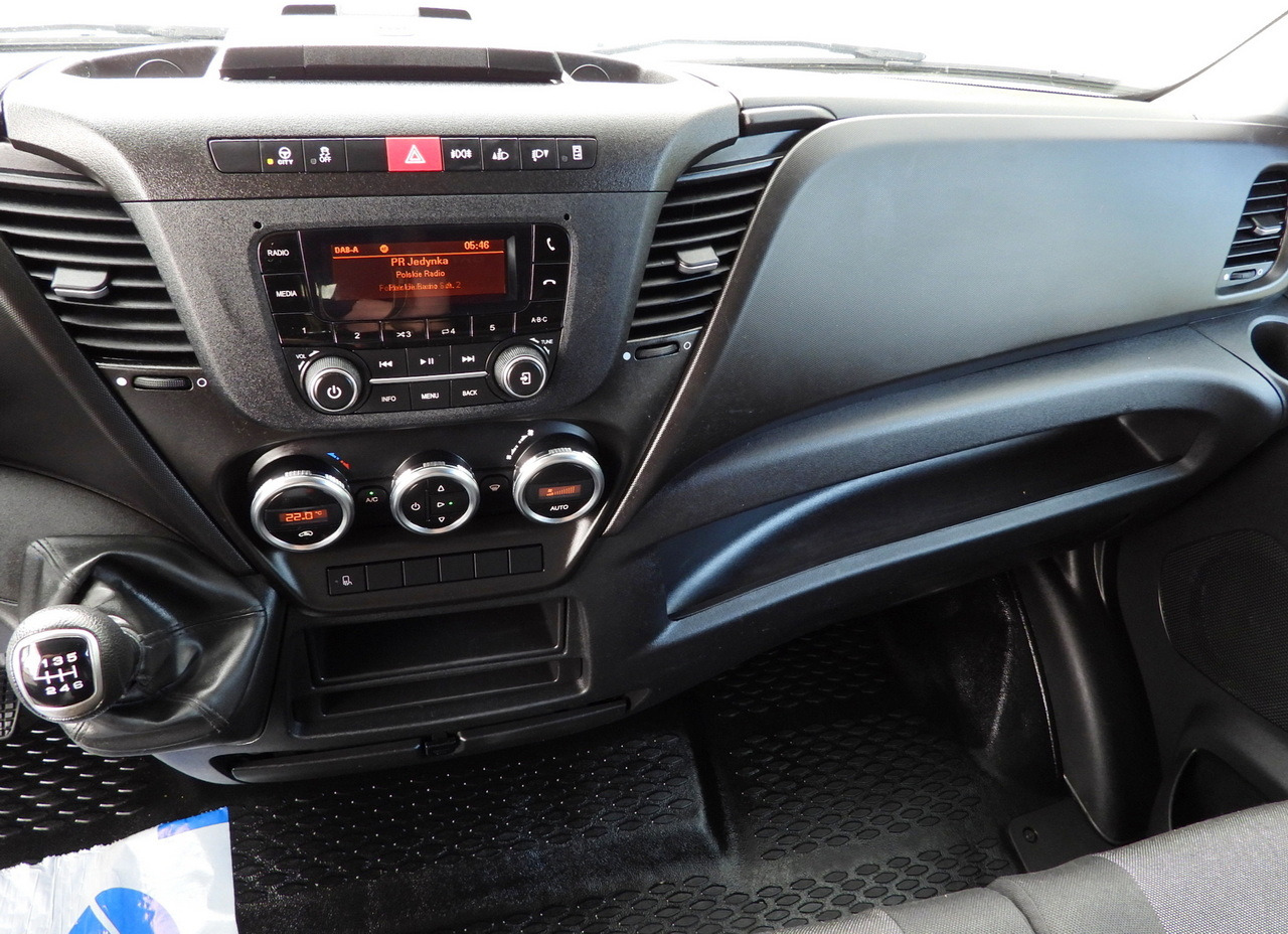 Брезентов бус IVECO DAILY 35S18 TARPAULIN LIFT 8 PALLETS WEBASTO CRUISE CONTROL AIR CONDITIONING 180HP: снимка 40 Брезентов бус IVECO DAILY 35S18 TARPAULIN LIFT 8 PALLETS WEBASTO CRUISE CONTROL AIR CONDITIONING 180HP: снимка 40