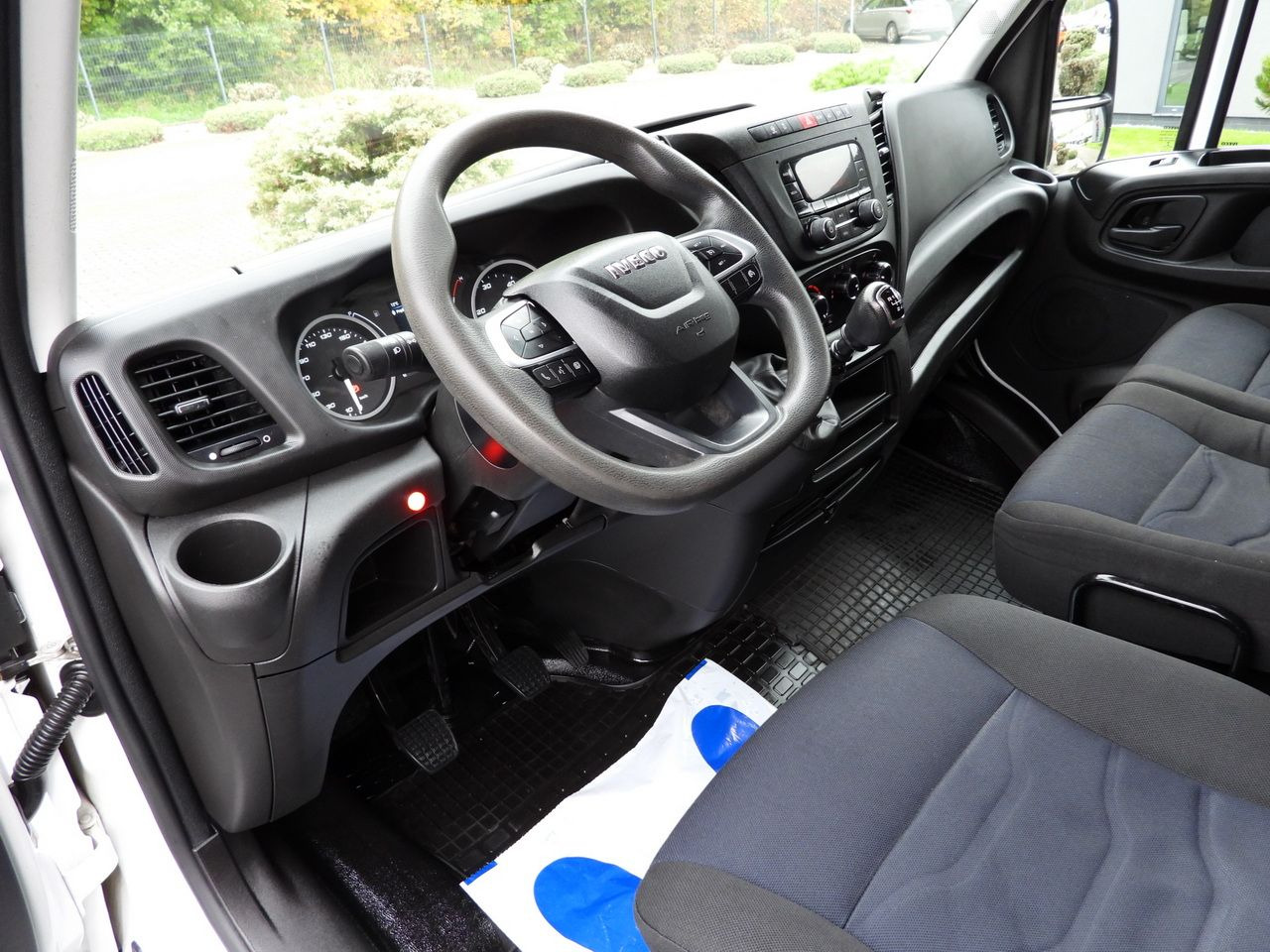 IVECO DAILY 35S18 TARPAULIN LIFT 8 PALLETS WEBASTO CRUISE CONTROL AIR CONDITIONING 180HP - Брезентов бус: снимка 2 IVECO DAILY 35S18 TARPAULIN LIFT 8 PALLETS WEBASTO CRUISE CONTROL AIR CONDITIONING 180HP - Брезентов бус: снимка 2