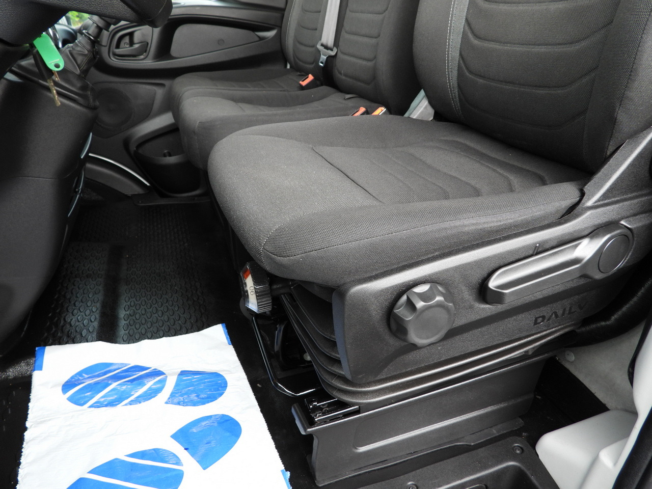 Брезентов бус IVECO DAILY 35S18 TARPAULIN LIFT 8 PALLETS WEBASTO CRUISE CONTROL AIR CONDITIONING 180HP: снимка 34 Брезентов бус IVECO DAILY 35S18 TARPAULIN LIFT 8 PALLETS WEBASTO CRUISE CONTROL AIR CONDITIONING 180HP: снимка 34