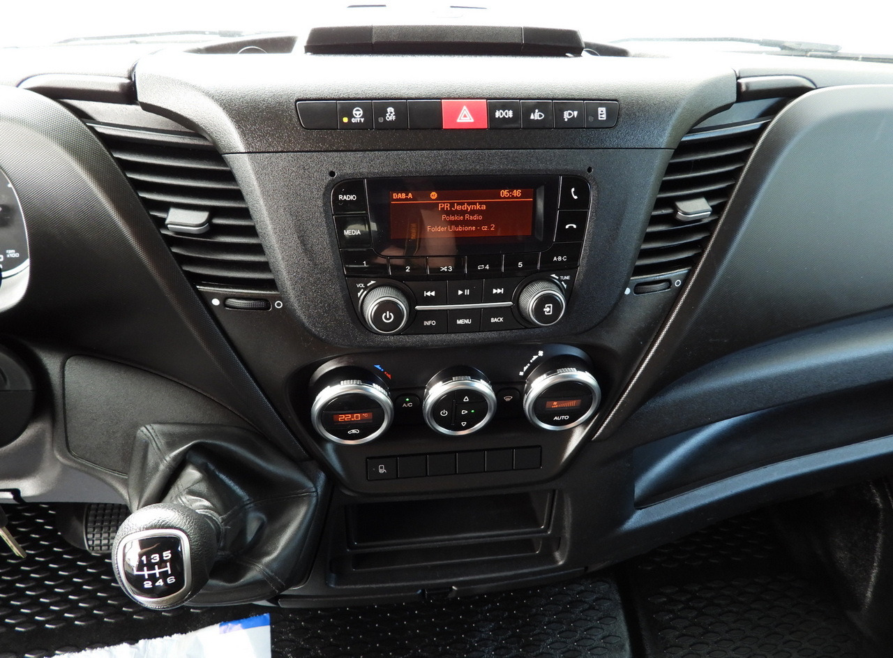 Брезентов бус IVECO DAILY 35S18 TARPAULIN LIFT 8 PALLETS WEBASTO CRUISE CONTROL AIR CONDITIONING 180HP: снимка 41 Брезентов бус IVECO DAILY 35S18 TARPAULIN LIFT 8 PALLETS WEBASTO CRUISE CONTROL AIR CONDITIONING 180HP: снимка 41