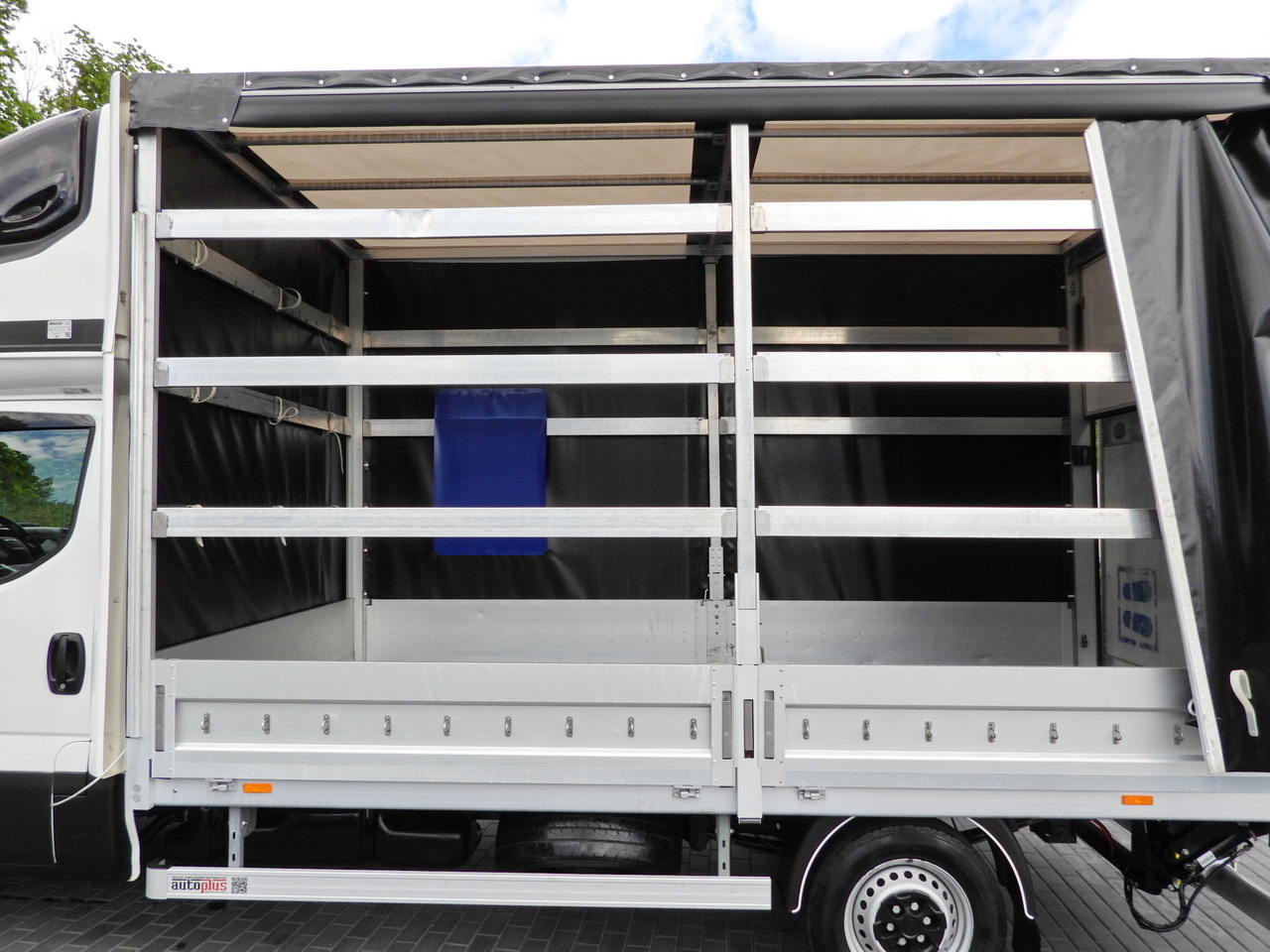 Брезентов бус IVECO DAILY 35S18 TARPAULIN LIFT 8 PALLETS WEBASTO CRUISE CONTROL AIR CONDITIONING 180HP: снимка 29 Брезентов бус IVECO DAILY 35S18 TARPAULIN LIFT 8 PALLETS WEBASTO CRUISE CONTROL AIR CONDITIONING 180HP: снимка 29