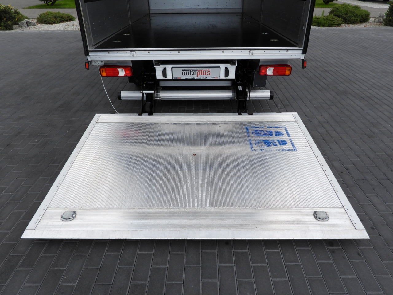 Брезентов бус IVECO DAILY 35S18 TARPAULIN LIFT 8 PALLETS WEBASTO CRUISE CONTROL AIR CONDITIONING 180HP: снимка 26 Брезентов бус IVECO DAILY 35S18 TARPAULIN LIFT 8 PALLETS WEBASTO CRUISE CONTROL AIR CONDITIONING 180HP: снимка 26