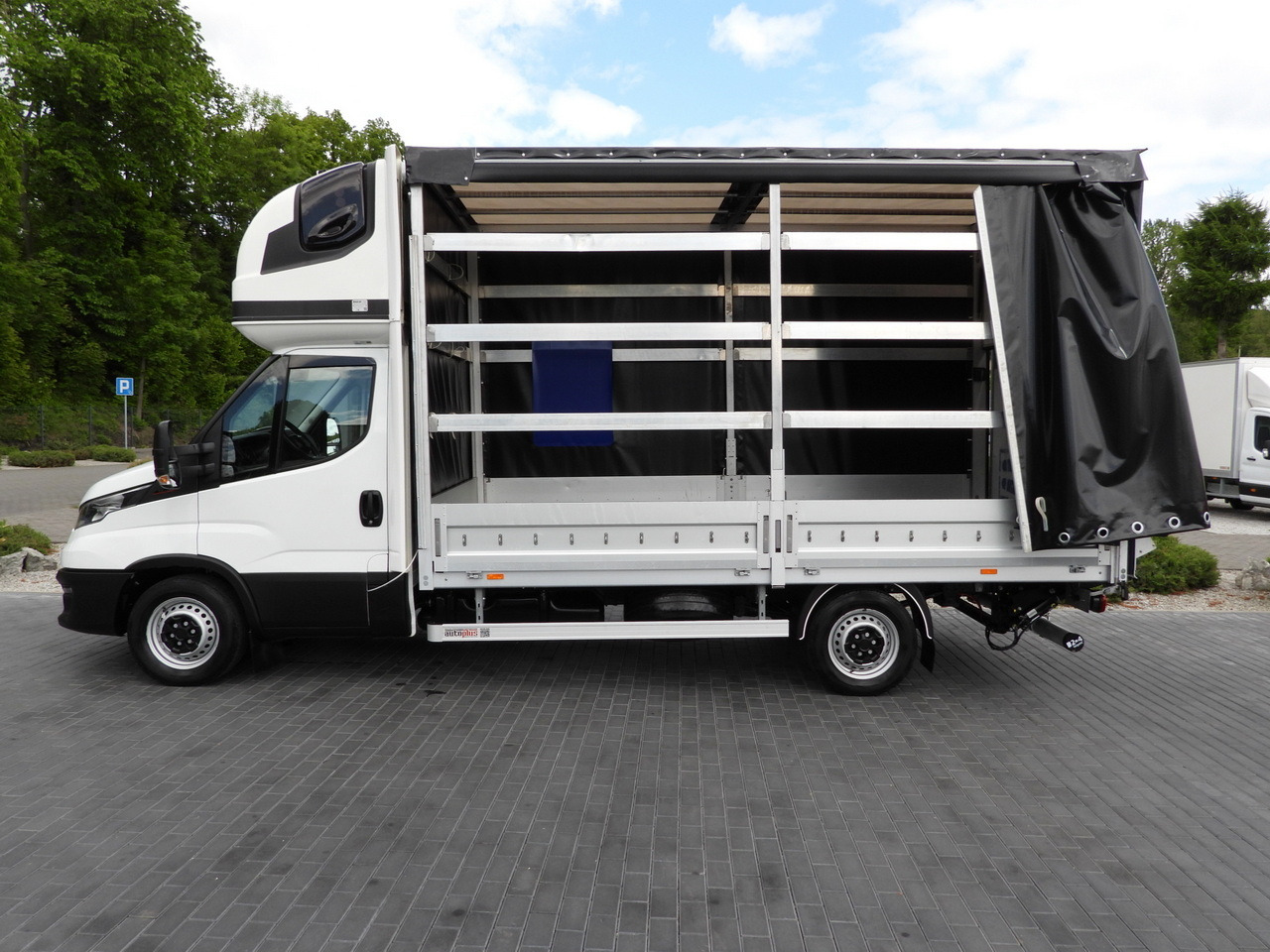 Брезентов бус IVECO DAILY 35S18 TARPAULIN LIFT 8 PALLETS WEBASTO CRUISE CONTROL AIR CONDITIONING 180HP: снимка 8 Брезентов бус IVECO DAILY 35S18 TARPAULIN LIFT 8 PALLETS WEBASTO CRUISE CONTROL AIR CONDITIONING 180HP: снимка 8