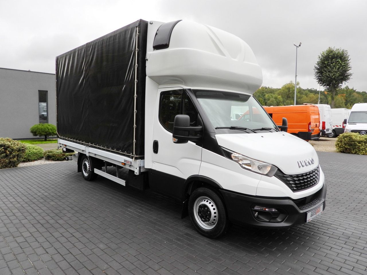 IVECO DAILY 35S18 TARPAULIN LIFT 8 PALLETS WEBASTO CRUISE CONTROL AIR CONDITIONING 180HP - Брезентов бус: снимка 4 IVECO DAILY 35S18 TARPAULIN LIFT 8 PALLETS WEBASTO CRUISE CONTROL AIR CONDITIONING 180HP - Брезентов бус: снимка 4