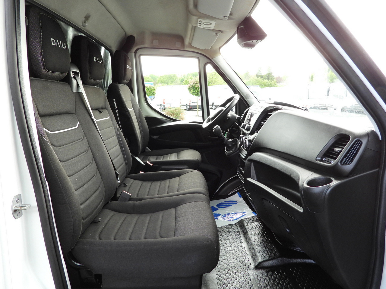 Брезентов бус IVECO DAILY 35S18 TARPAULIN LIFT 8 PALLETS WEBASTO CRUISE CONTROL AIR CONDITIONING 180HP: снимка 44 Брезентов бус IVECO DAILY 35S18 TARPAULIN LIFT 8 PALLETS WEBASTO CRUISE CONTROL AIR CONDITIONING 180HP: снимка 44