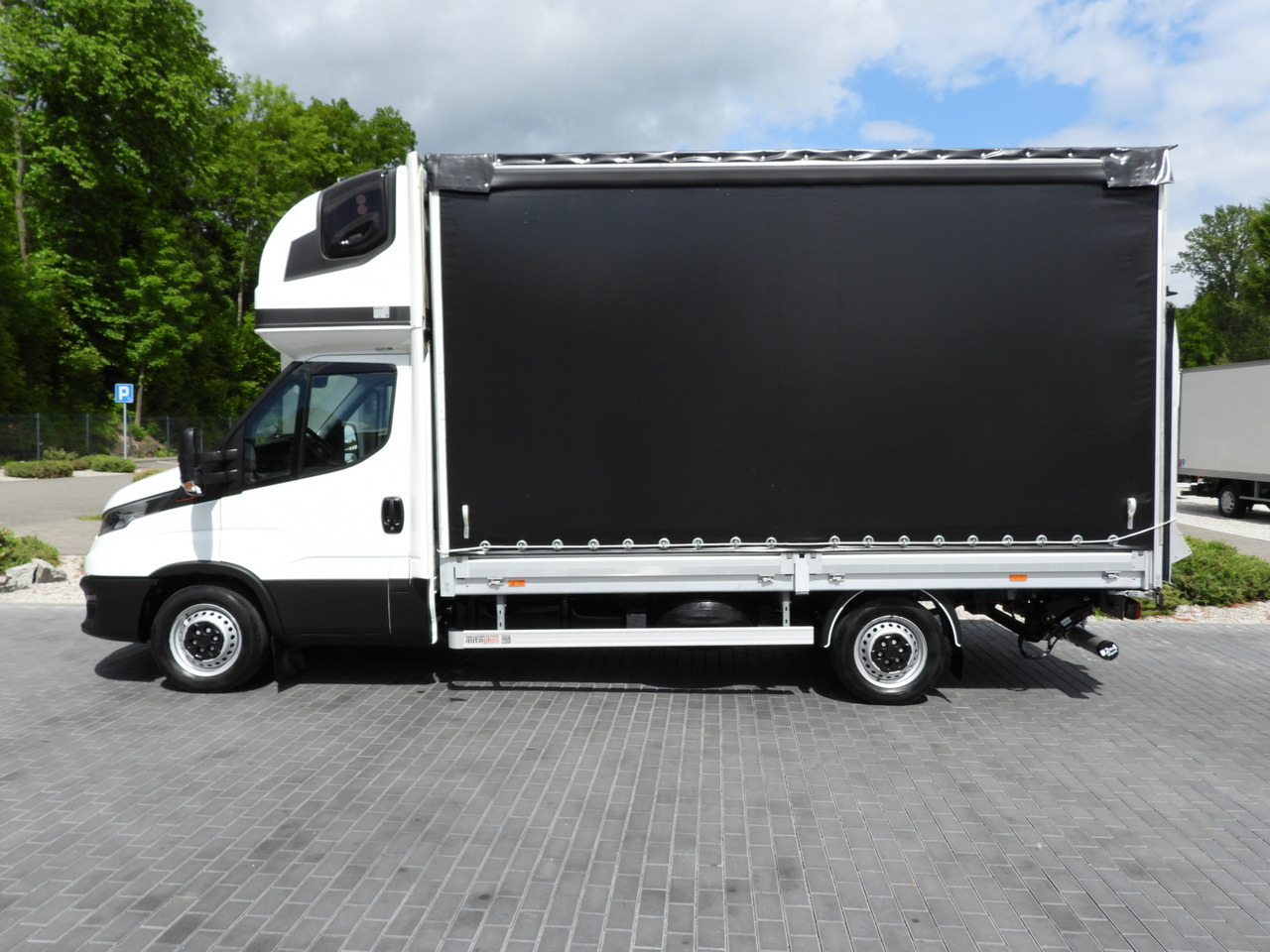 Брезентов бус IVECO DAILY 35S18 TARPAULIN LIFT 8 PALLETS WEBASTO CRUISE CONTROL AIR CONDITIONING 180HP: снимка 9 Брезентов бус IVECO DAILY 35S18 TARPAULIN LIFT 8 PALLETS WEBASTO CRUISE CONTROL AIR CONDITIONING 180HP: снимка 9