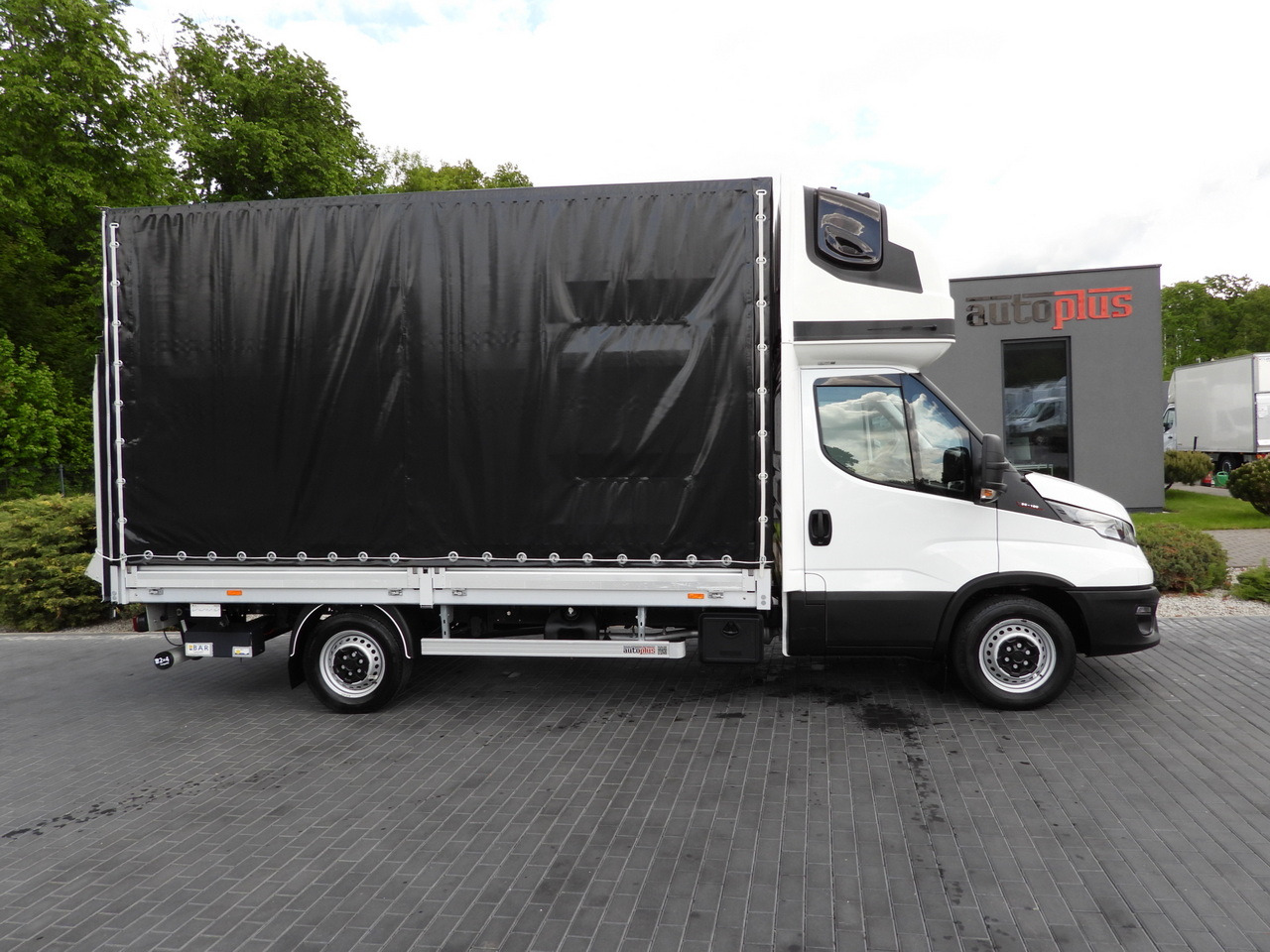 Брезентов бус IVECO DAILY 35S18 TARPAULIN LIFT 8 PALLETS WEBASTO CRUISE CONTROL AIR CONDITIONING 180HP: снимка 7 Брезентов бус IVECO DAILY 35S18 TARPAULIN LIFT 8 PALLETS WEBASTO CRUISE CONTROL AIR CONDITIONING 180HP: снимка 7