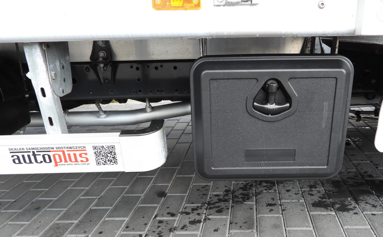 Брезентов бус IVECO DAILY 35S18 TARPAULIN LIFT 8 PALLETS WEBASTO CRUISE CONTROL AIR CONDITIONING 180HP: снимка 27 Брезентов бус IVECO DAILY 35S18 TARPAULIN LIFT 8 PALLETS WEBASTO CRUISE CONTROL AIR CONDITIONING 180HP: снимка 27