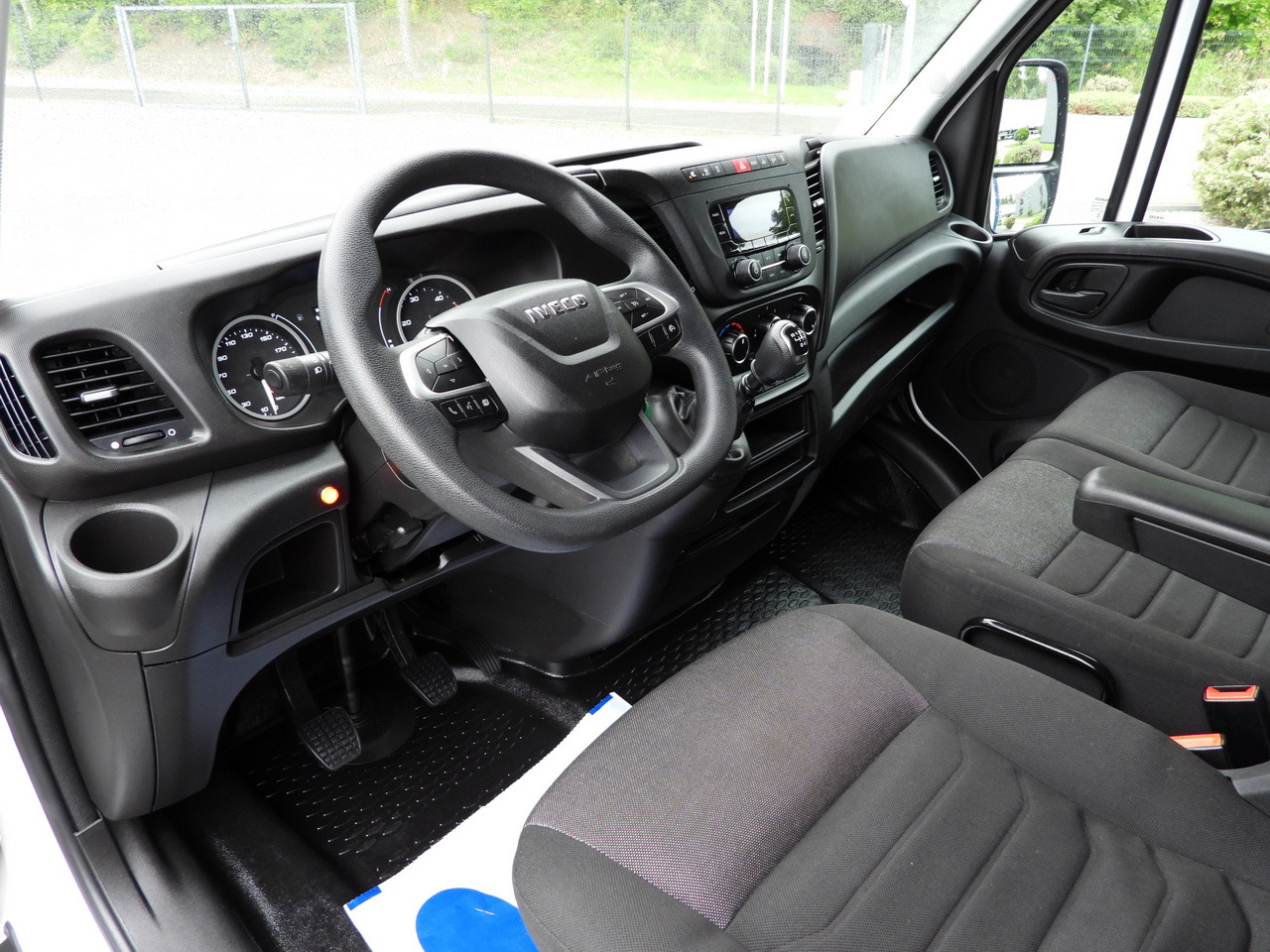 IVECO DAILY 35S18 TARPAULIN LIFT 8 PALLETS WEBASTO CRUISE CONTROL LED LIGHTS AIR CONDITIONING 180HP - Брезентов бус: снимка 2 IVECO DAILY 35S18 TARPAULIN LIFT 8 PALLETS WEBASTO CRUISE CONTROL LED LIGHTS AIR CONDITIONING 180HP - Брезентов бус: снимка 2