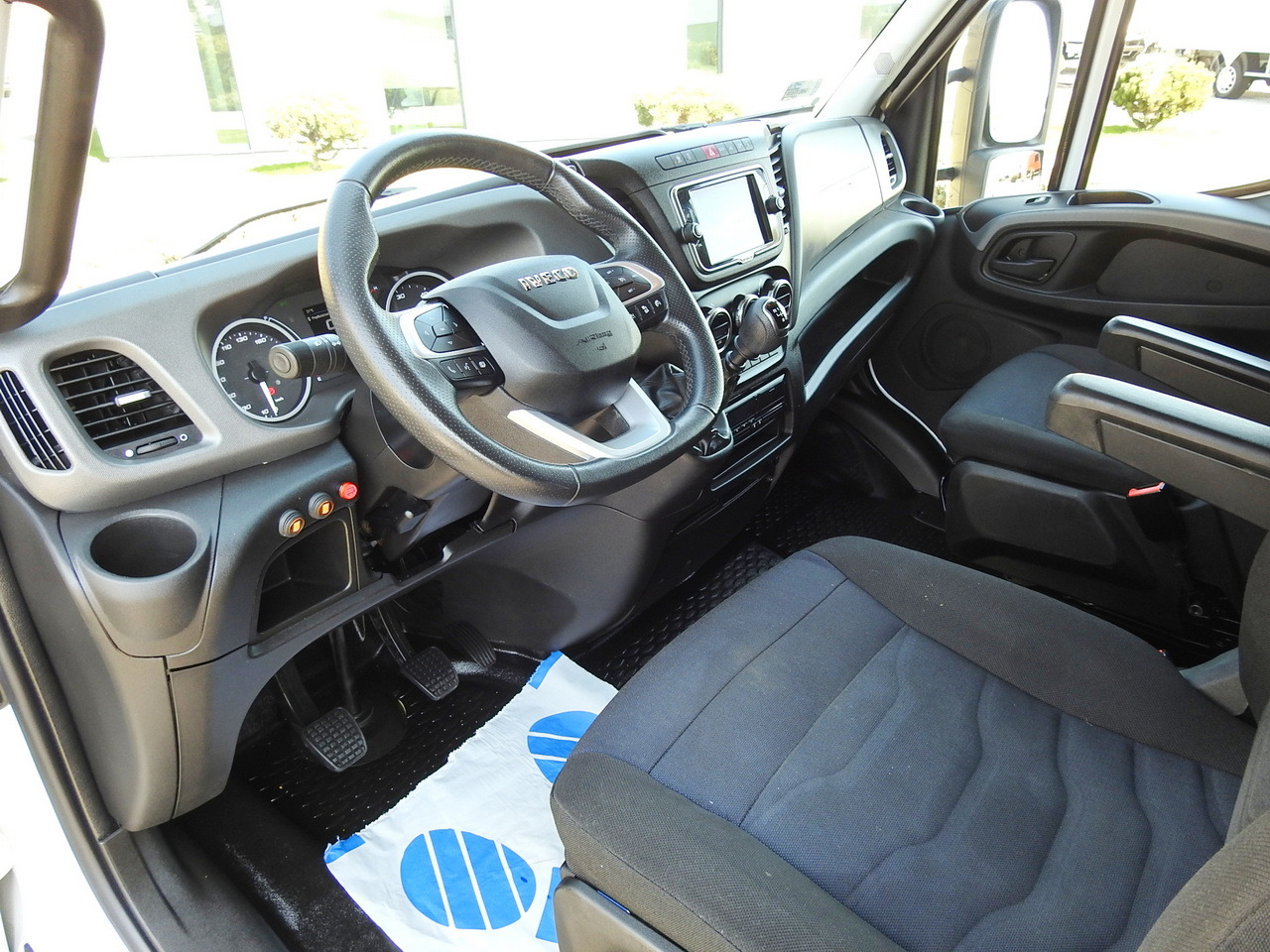 IVECO DAILY 70C18 BOX LIFT 14 PALLETS WEBASTO CRUISE CONTROL NAVIGATION LED LIGHTS TWIN WHEELS AIR CONDITIONING 180HP - Лекотоварен автомобил фургон: снимка 2 IVECO DAILY 70C18 BOX LIFT 14 PALLETS WEBASTO CRUISE CONTROL NAVIGATION LED LIGHTS TWIN WHEELS AIR CONDITIONING 180HP - Лекотоварен автомобил фургон: снимка 2