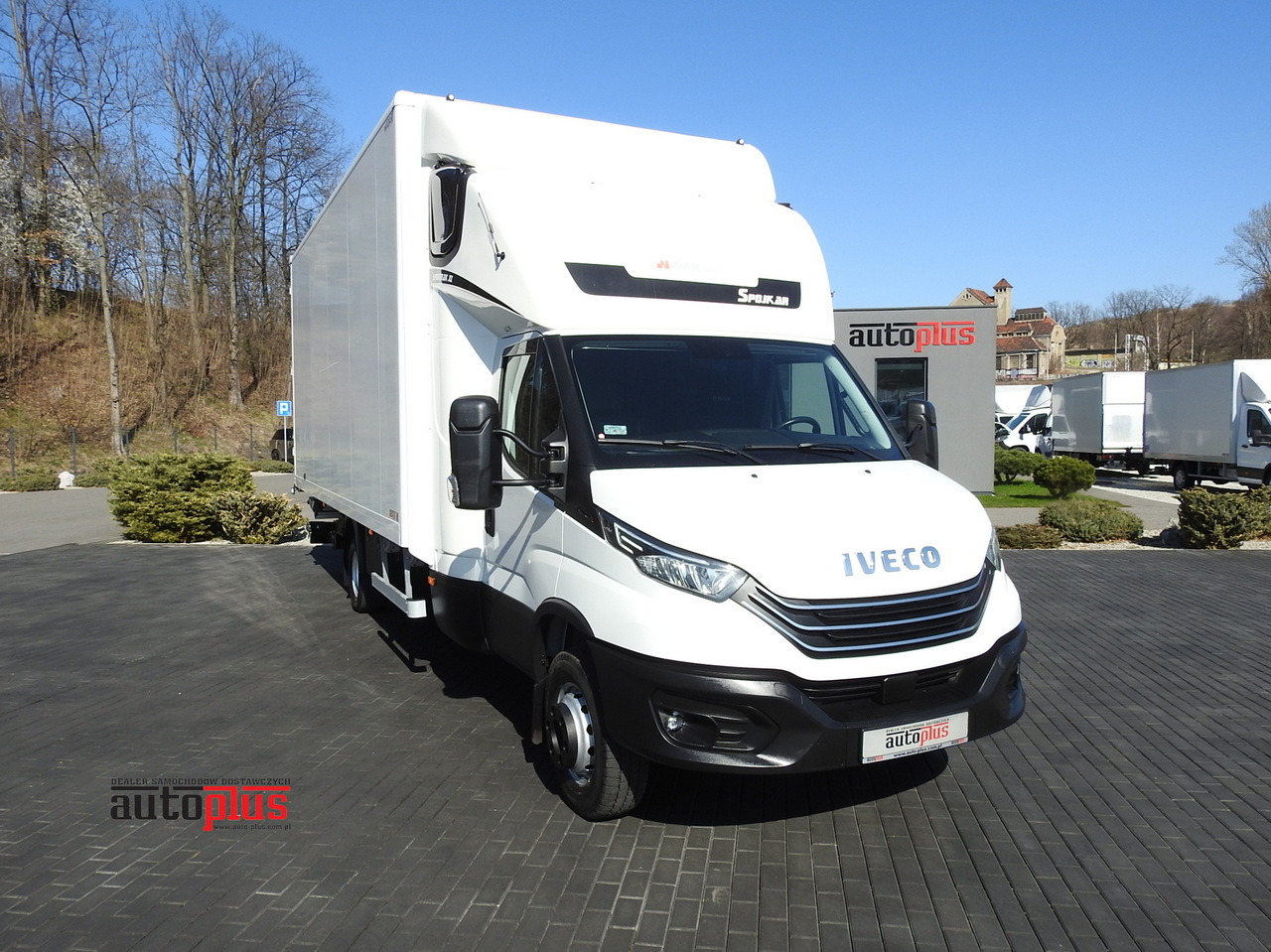 IVECO DAILY 70C18 BOX LIFT 14 PALLETS WEBASTO CRUISE CONTROL NAVIGATION LED LIGHTS TWIN WHEELS AIR CONDITIONING 180HP - Лекотоварен автомобил фургон: снимка 1 IVECO DAILY 70C18 BOX LIFT 14 PALLETS WEBASTO CRUISE CONTROL NAVIGATION LED LIGHTS TWIN WHEELS AIR CONDITIONING 180HP - Лекотоварен автомобил фургон: снимка 1