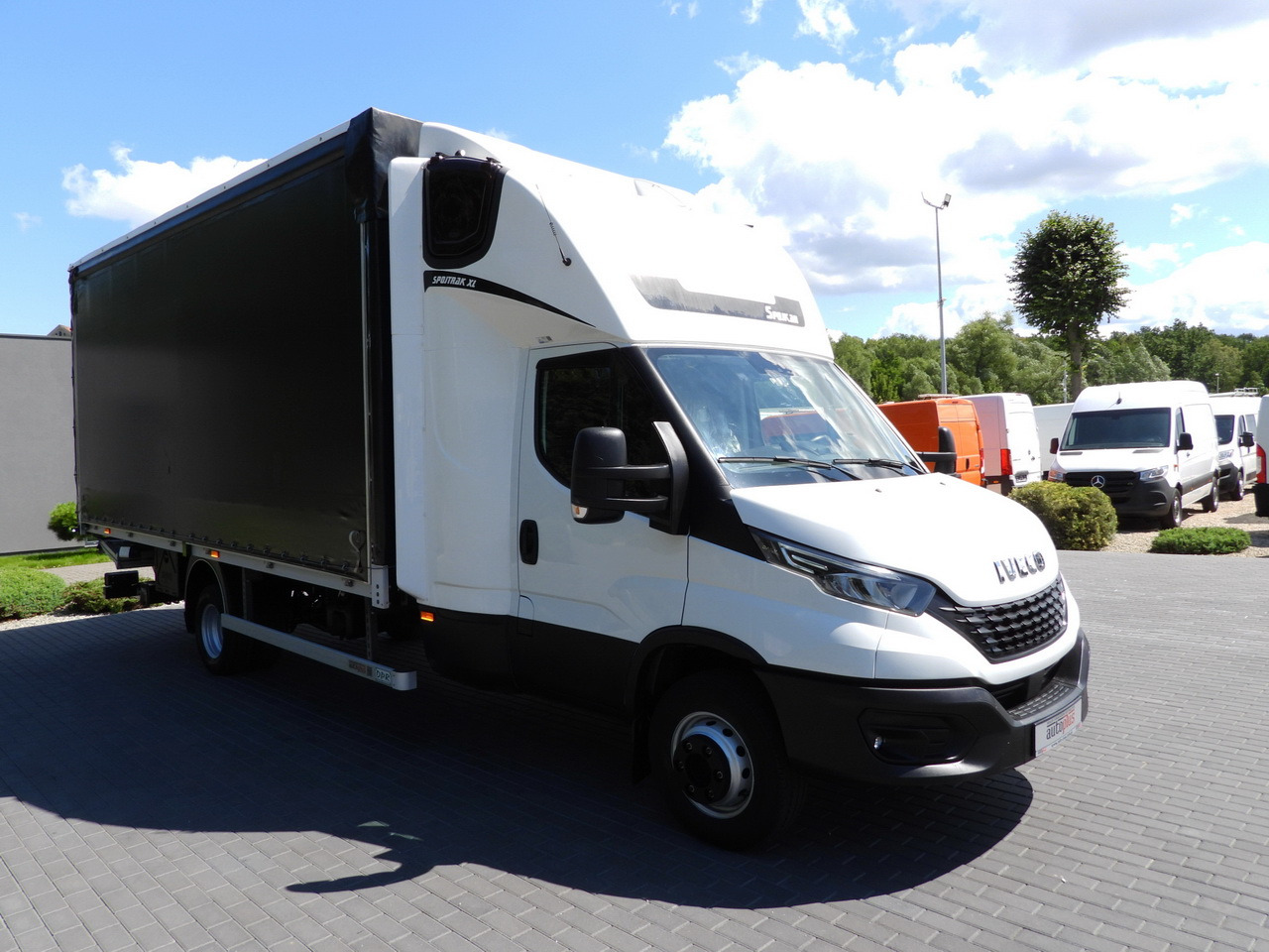 IVECO DAILY 70C18 TARPAULIN LIFT 14 PALLETS WEBASTO CRUISE CONTROL LED LIGHTS TWIN WHEELS AIR CONDITIONING 180HP - Брезентов бус: снимка 4 IVECO DAILY 70C18 TARPAULIN LIFT 14 PALLETS WEBASTO CRUISE CONTROL LED LIGHTS TWIN WHEELS AIR CONDITIONING 180HP - Брезентов бус: снимка 4