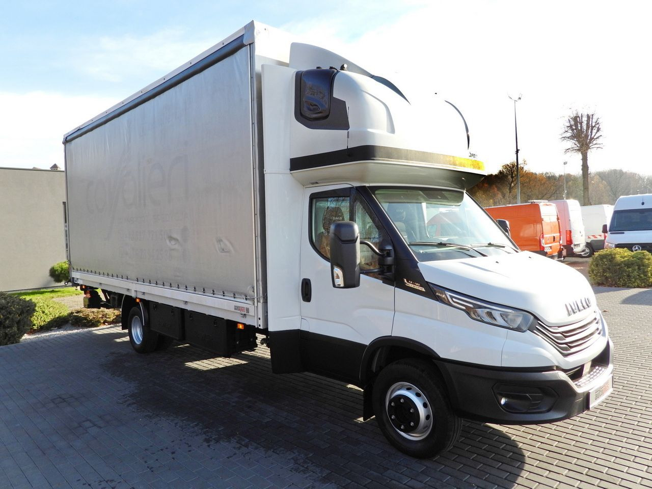 IVECO DAILY 70C18 TARPAULIN LIFT 16 PALLETS WEBASTO CRUISE CONTROL NAVIGATION LED LIGHTS PNEUMATICS AUTOMATIC TRANSMISSION HI-MATIC TWIN WHEELS AIR CONDITIONING 180HP - Брезентов бус: снимка 4 IVECO DAILY 70C18 TARPAULIN LIFT 16 PALLETS WEBASTO CRUISE CONTROL NAVIGATION LED LIGHTS PNEUMATICS AUTOMATIC TRANSMISSION HI-MATIC TWIN WHEELS AIR CONDITIONING 180HP - Брезентов бус: снимка 4