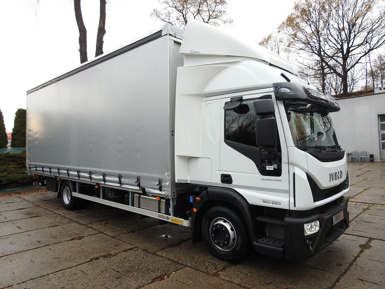 IVECO EUROCARGO 120-250 NEW TARPAULIN LIFT 18 PALLETS WEBASTO CRUISE CONTROL AIR CONDITIONING LED LIGHTS PNEUMATICS AUTOMATIC TRANSMISSION HI-MATIC 250HP - Брезентов бус: снимка 4 IVECO EUROCARGO 120-250 NEW TARPAULIN LIFT 18 PALLETS WEBASTO CRUISE CONTROL AIR CONDITIONING LED LIGHTS PNEUMATICS AUTOMATIC TRANSMISSION HI-MATIC 250HP - Брезентов бус: снимка 4