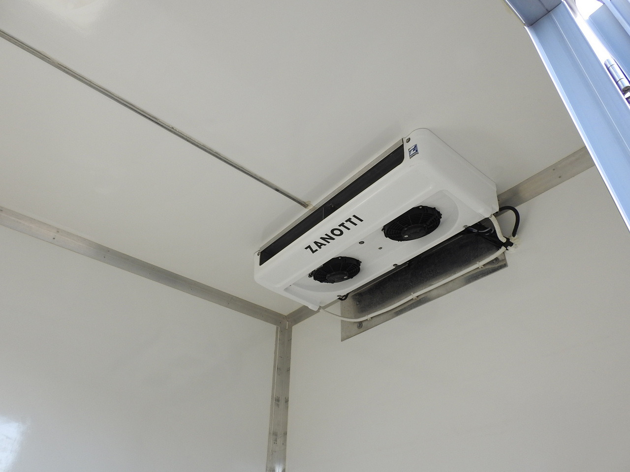 Хладилен бус MAN TGE 3.180 REGRIGERATOR BOX -5*C 8 PALLETS HEATING FUNCTION CRUISE CONTROL PNEUMATICS AIR CONDITIONING 180HP: снимка 22 Хладилен бус MAN TGE 3.180 REGRIGERATOR BOX -5*C 8 PALLETS HEATING FUNCTION CRUISE CONTROL PNEUMATICS AIR CONDITIONING 180HP: снимка 22