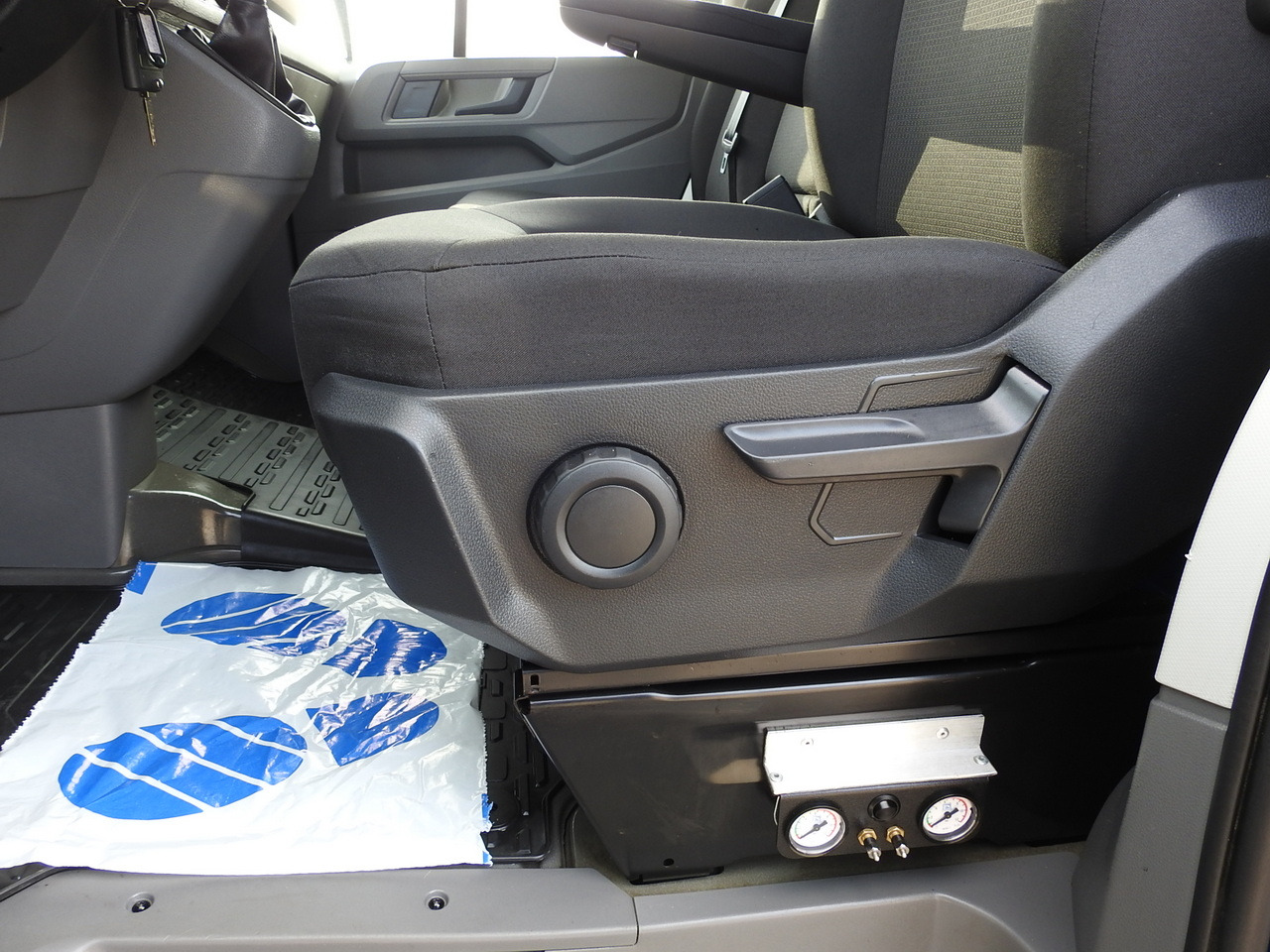 Хладилен бус MAN TGE 3.180 REGRIGERATOR BOX -5*C 8 PALLETS HEATING FUNCTION CRUISE CONTROL PNEUMATICS AIR CONDITIONING 180HP: снимка 29 Хладилен бус MAN TGE 3.180 REGRIGERATOR BOX -5*C 8 PALLETS HEATING FUNCTION CRUISE CONTROL PNEUMATICS AIR CONDITIONING 180HP: снимка 29