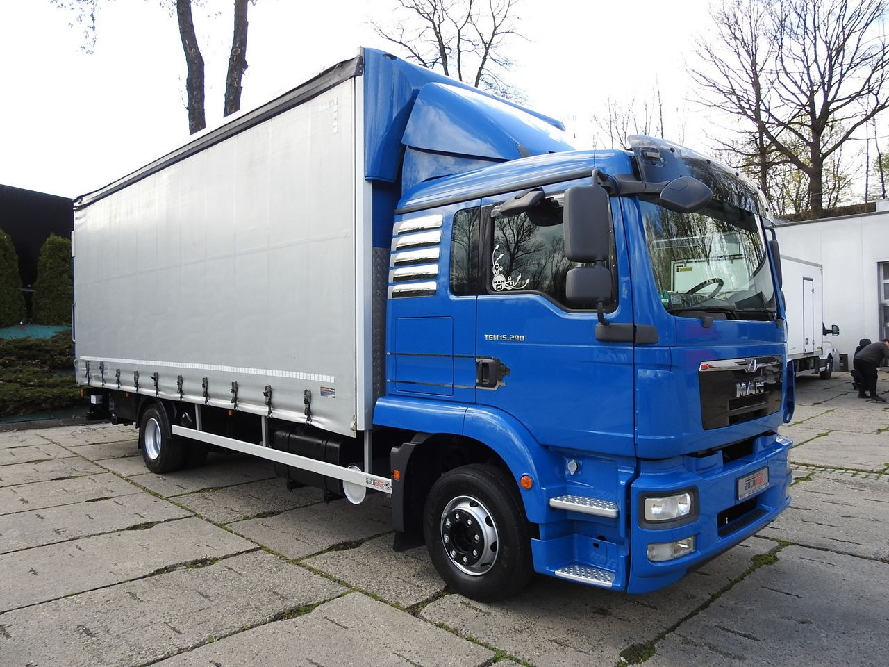 MAN TGM 15.290 TARPAULIN LIFT 18 PALLETS CRUISE CONTROL TWIN WHEELS AIR CONDITIONING 290HP - Камион с брезент: снимка 4 MAN TGM 15.290 TARPAULIN LIFT 18 PALLETS CRUISE CONTROL TWIN WHEELS AIR CONDITIONING 290HP - Камион с брезент: снимка 4