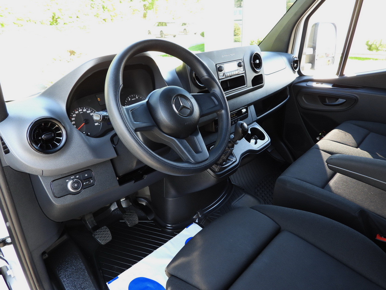 MERCEDES SPRINTER 315 BOX LIFT 8 PALLETS AIR CONDITIONING 150HP - Лекотоварен автомобил фургон: снимка 2 MERCEDES SPRINTER 315 BOX LIFT 8 PALLETS AIR CONDITIONING 150HP - Лекотоварен автомобил фургон: снимка 2