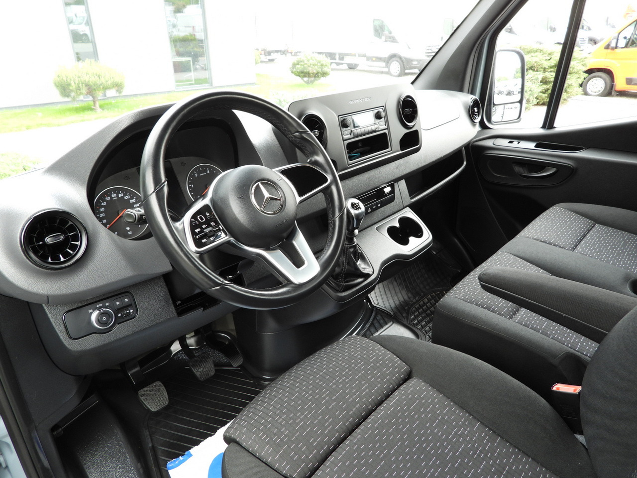 MERCEDES SPRINTER 315 STAKE BODY 8 PALLETS CRUISE CONTROL AIR CONDITIONING 150HP - Бордови бус: снимка 2 MERCEDES SPRINTER 315 STAKE BODY 8 PALLETS CRUISE CONTROL AIR CONDITIONING 150HP - Бордови бус: снимка 2