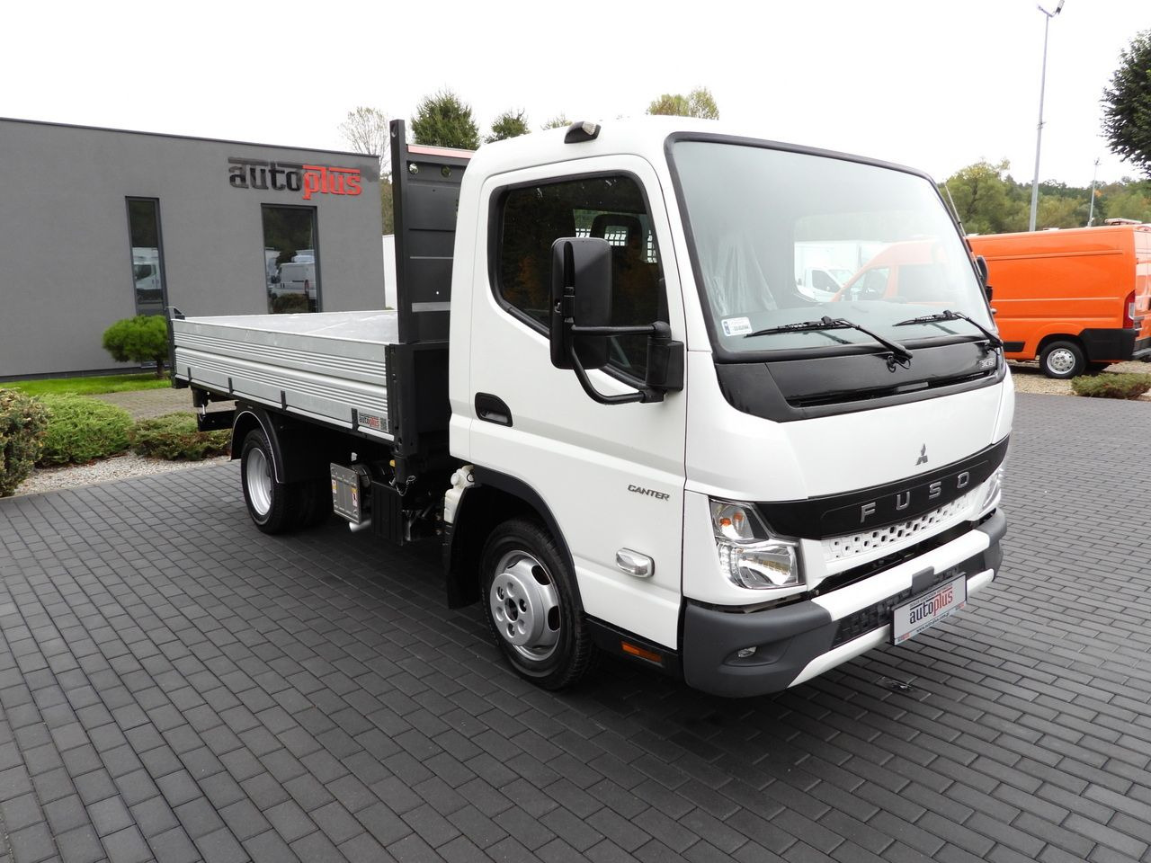 MITSUBISHI CANTER FUSO 3C15 THREE-WAY TIPPER 3 SEATS LED LIGHTS TWIN WHEELS 150HP - Бус самосвал: снимка 4 MITSUBISHI CANTER FUSO 3C15 THREE-WAY TIPPER 3 SEATS LED LIGHTS TWIN WHEELS 150HP - Бус самосвал: снимка 4