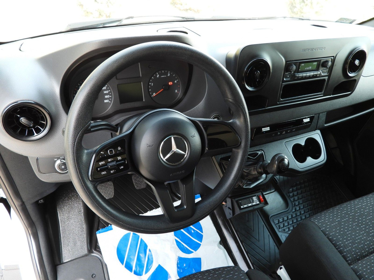 Mercedes-Benz SPRINTER 316 KÜHLKOFFER 0*C AUFZUG 8 PALETTEN - Хладилен бус: снимка 2 Mercedes-Benz SPRINTER 316 KÜHLKOFFER 0*C AUFZUG 8 PALETTEN - Хладилен бус: снимка 2