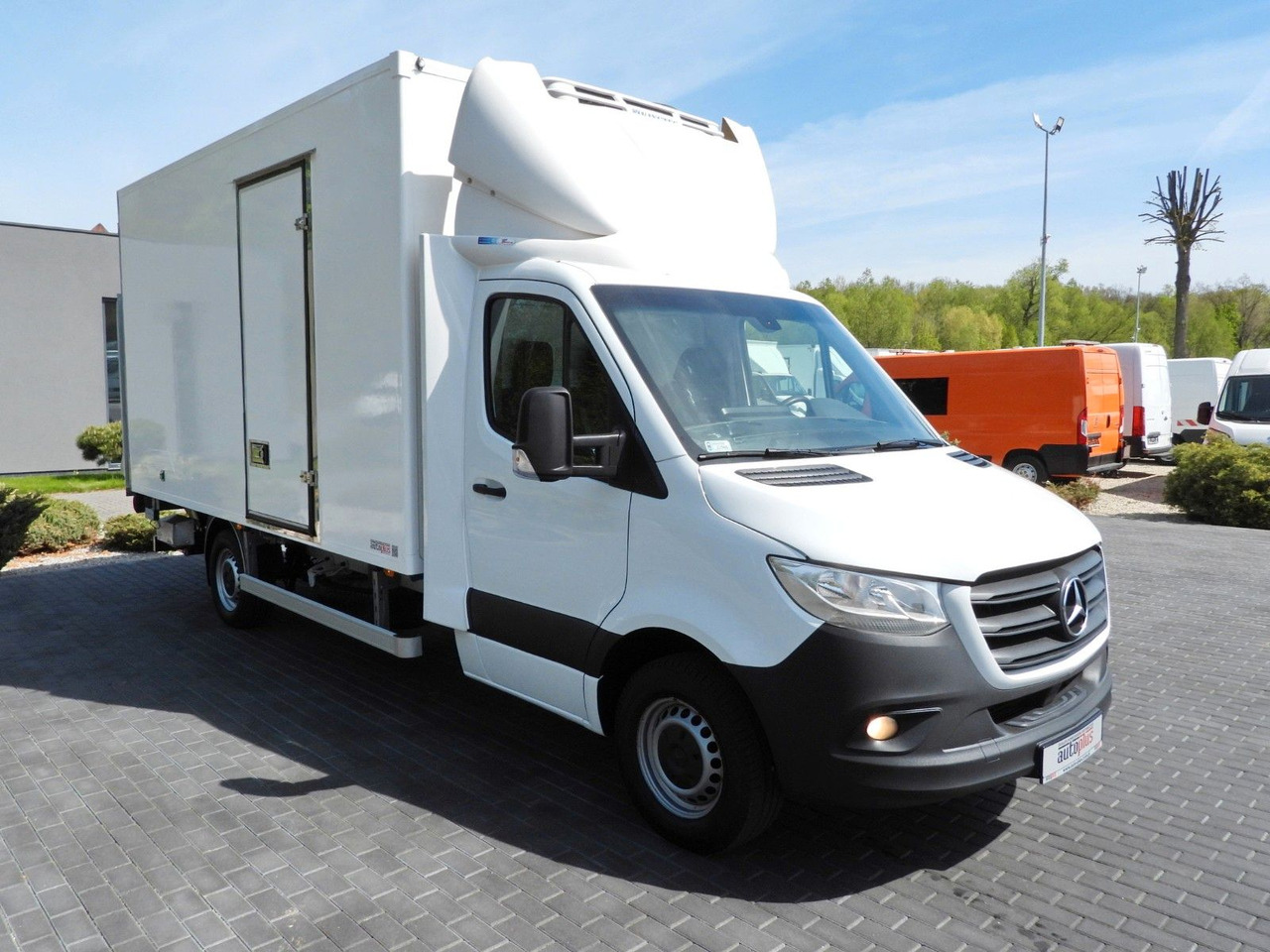 Mercedes-Benz SPRINTER 316 KÜHLKOFFER 0*C AUFZUG 8 PALETTEN - Хладилен бус: снимка 4 Mercedes-Benz SPRINTER 316 KÜHLKOFFER 0*C AUFZUG 8 PALETTEN - Хладилен бус: снимка 4