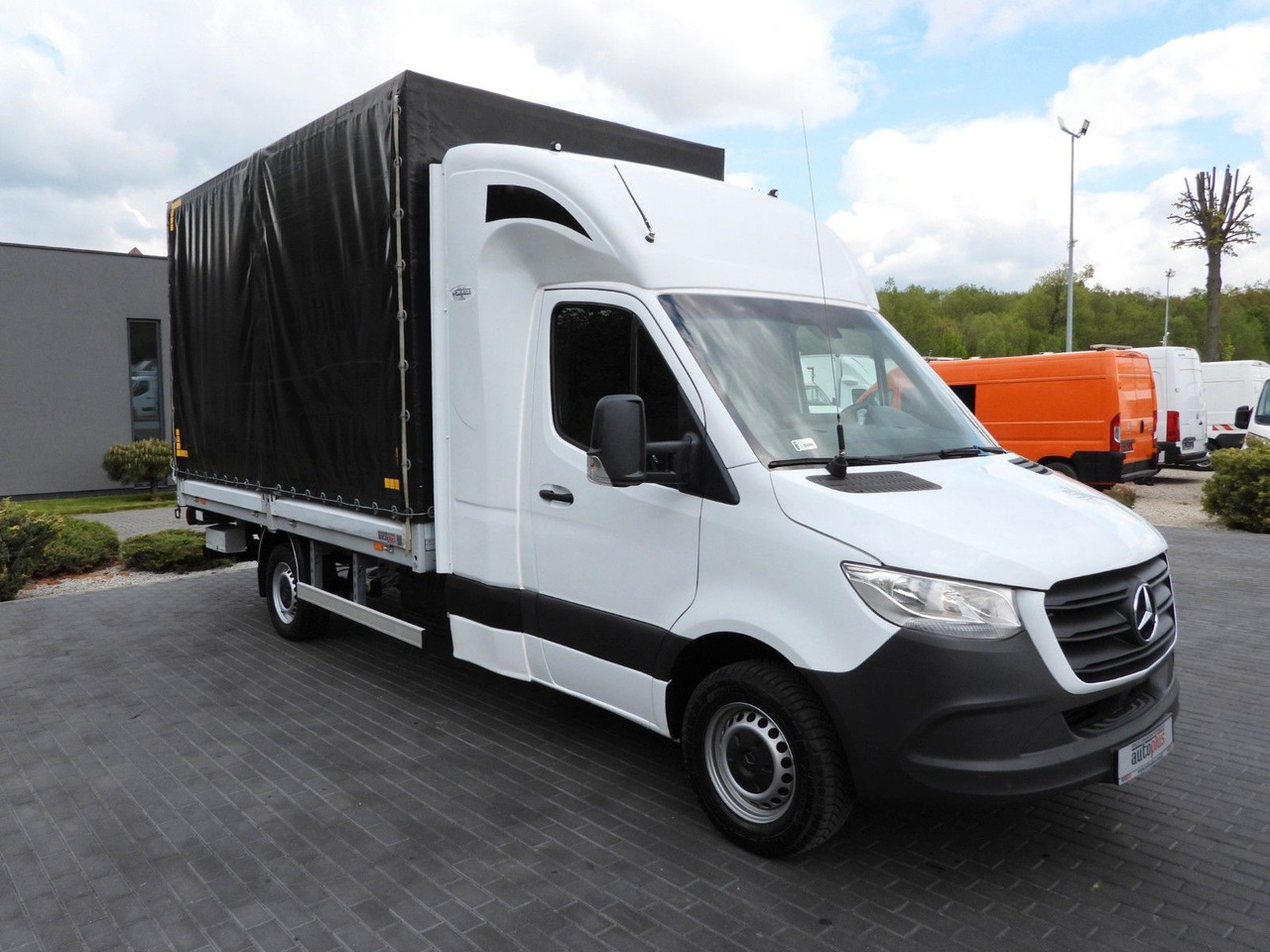Mercedes-Benz SPRINTER 316 PRITSCHE PLANE AUFZUG 8 PALETTEN - Брезентов бус, Бус с двойна кабина: снимка 4 Mercedes-Benz SPRINTER 316 PRITSCHE PLANE AUFZUG 8 PALETTEN - Брезентов бус, Бус с двойна кабина: снимка 4
