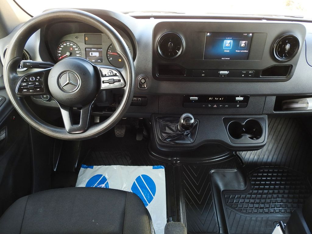 Interior photo 1: Бордови бус, Бус с двойна кабина Mercedes-Benz SPRINTER 516 PRITSCHE DOPPELKABINE DOKA 6 SITZE