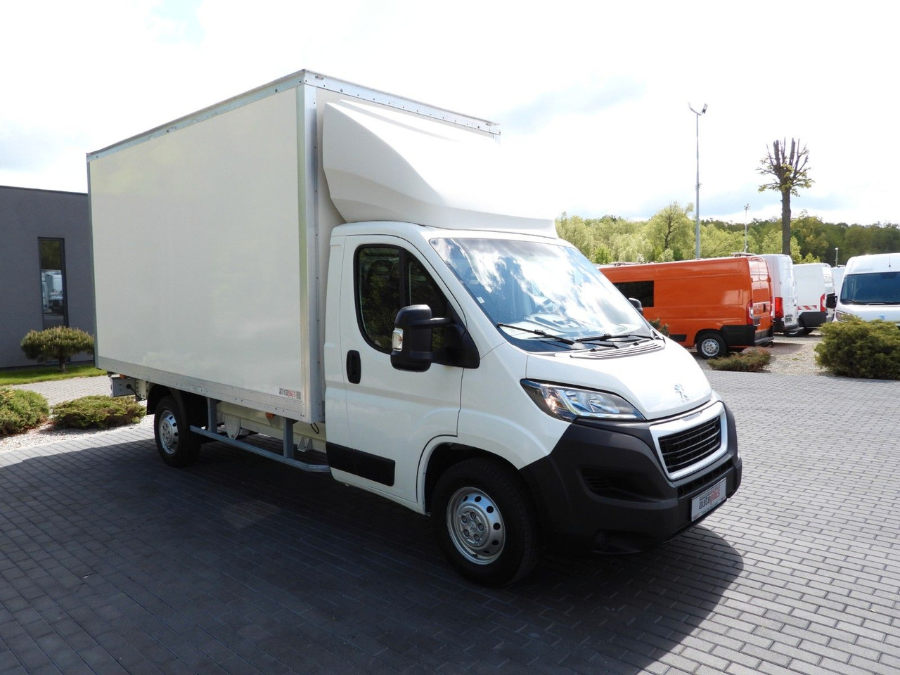Peugeot BOXER KOFFER 8 PALETTEN TEMPOMAT KLIMAANLAGE Peugeot BOXER KOFFER 8 PALETTEN TEMPOMAT KLIMAANLAGE - Лекотоварен автомобил фургон: снимка 4 Peugeot BOXER KOFFER 8 PALETTEN TEMPOMAT KLIMAANLAGE Peugeot BOXER KOFFER 8 PALETTEN TEMPOMAT KLIMAANLAGE - Лекотоварен автомобил фургон: снимка 4