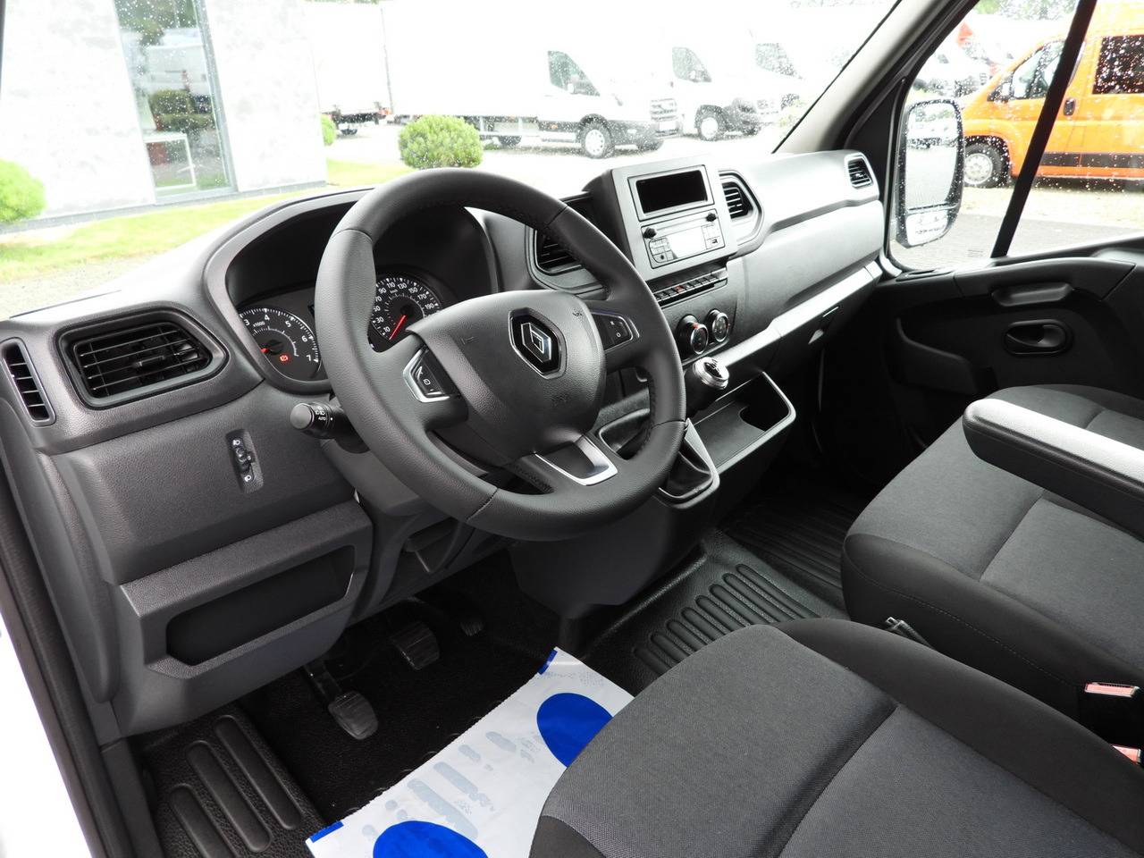 RENAULT MASTER BOX LIFT 8 PALLETS CRUISE CONTROL LED LIGHTS AIR CONDITIONING 145HP - Лекотоварен автомобил фургон: снимка 2 RENAULT MASTER BOX LIFT 8 PALLETS CRUISE CONTROL LED LIGHTS AIR CONDITIONING 145HP - Лекотоварен автомобил фургон: снимка 2