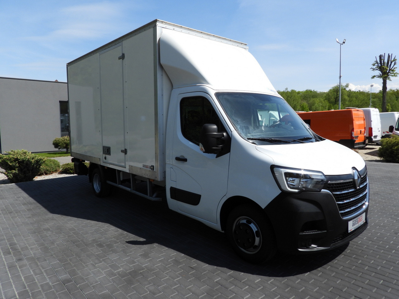 RENAULT MASTER BOX LIFT 8 PALLETS CRUISE CONTROL NAVIGATION LED LIGHTS TWIN WHEELS AIR CONDITIONING 145HP - Лекотоварен автомобил фургон: снимка 4 RENAULT MASTER BOX LIFT 8 PALLETS CRUISE CONTROL NAVIGATION LED LIGHTS TWIN WHEELS AIR CONDITIONING 145HP - Лекотоварен автомобил фургон: снимка 4